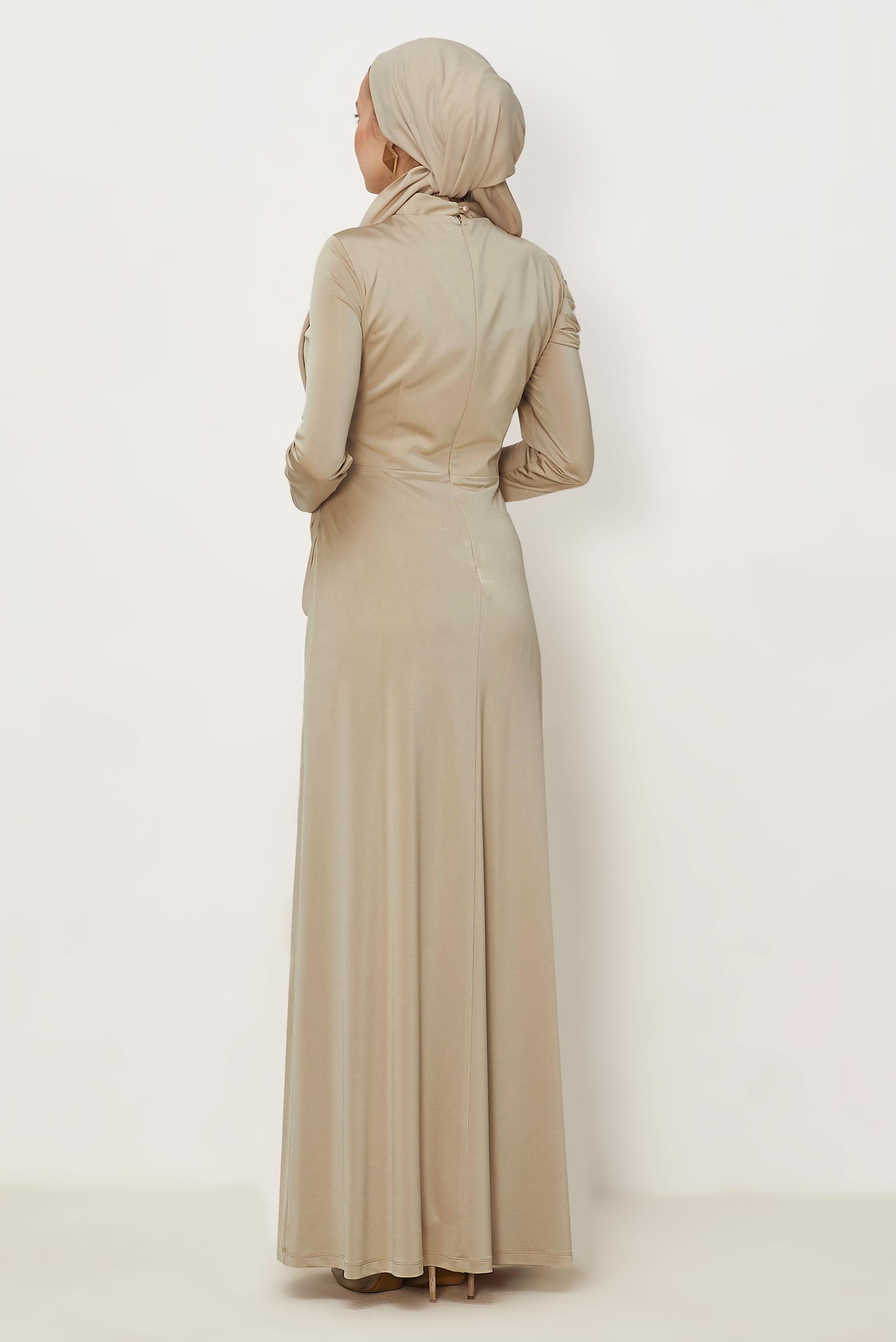 Hijab-Kleidung BEIGE DRAPIERTES SATINKLEID 50541