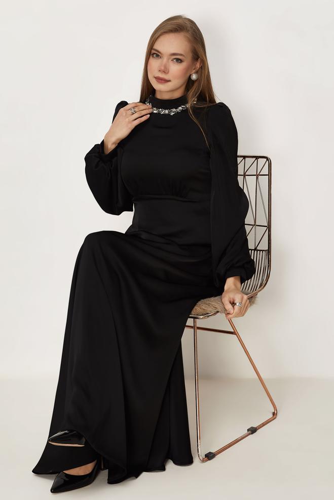Hijab-Kleidung SCHWARZ SATIN ABENDKLEID MIT EDELSTEIN DETAILS 50559 - ALVİNA
