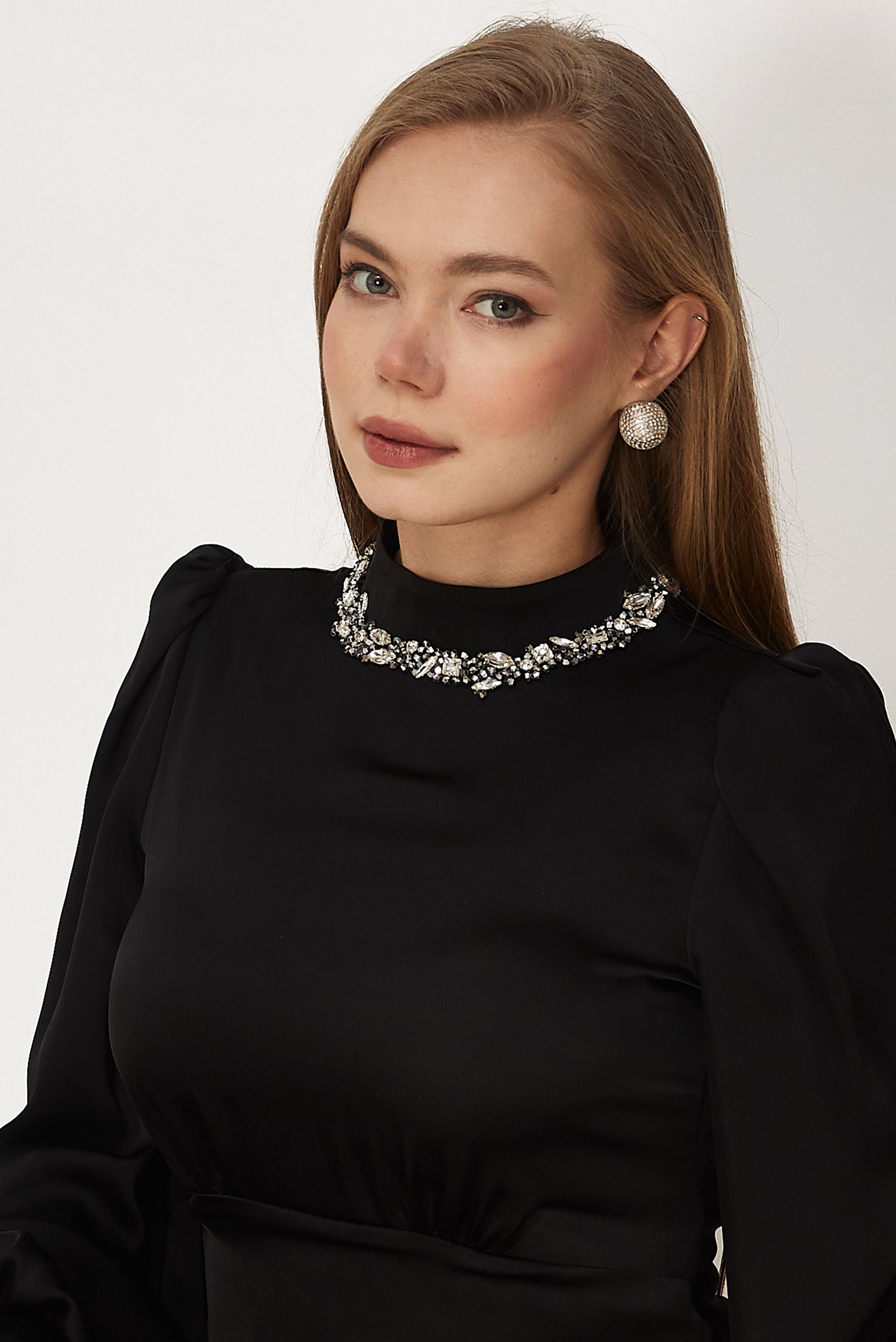 Hijab-Kleidung SCHWARZ SATIN ABENDKLEID MIT EDELSTEIN DETAILS 50559