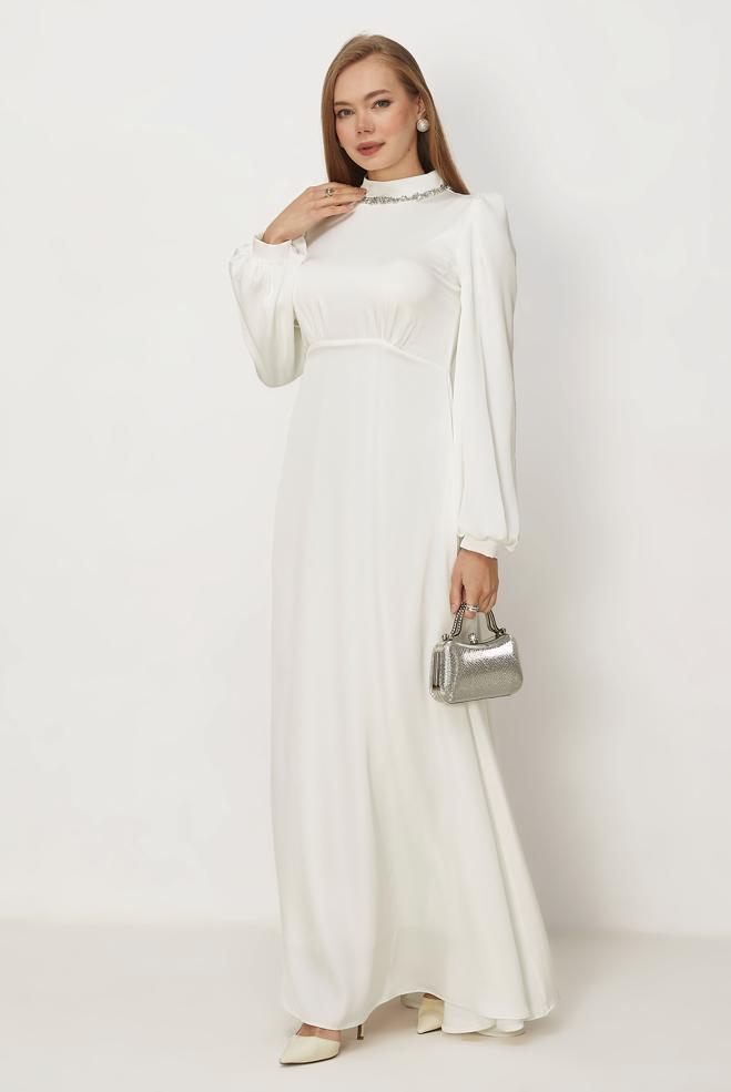 Hijab-Kleidung WEISS SATIN ABENDKLEID MIT EDELSTEIN DETAILS 50559 - ALVİNA