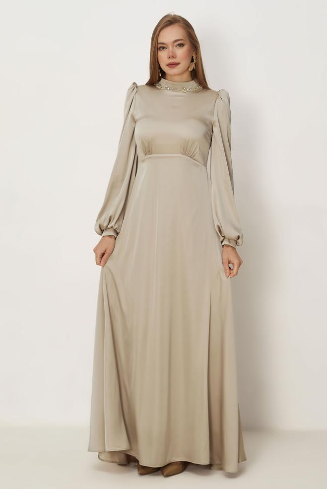 Hijab-Kleidung BEIGE SATIN ABENDKLEID MIT EDELSTEIN DETAILS 50559 - ALVİNA