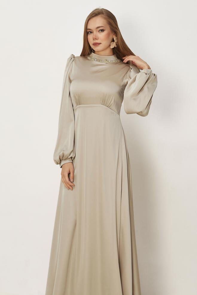 Hijab-Kleidung BEIGE SATIN ABENDKLEID MIT EDELSTEIN DETAILS 50559 - ALVİNA
