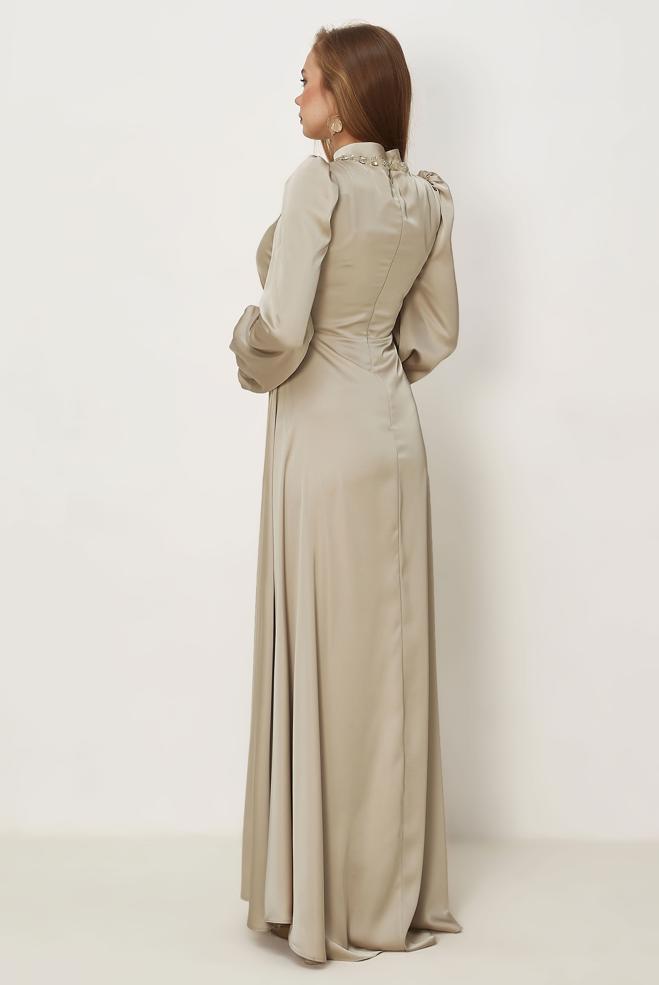 Hijab-Kleidung BEIGE SATIN ABENDKLEID MIT EDELSTEIN DETAILS 50559 - ALVİNA