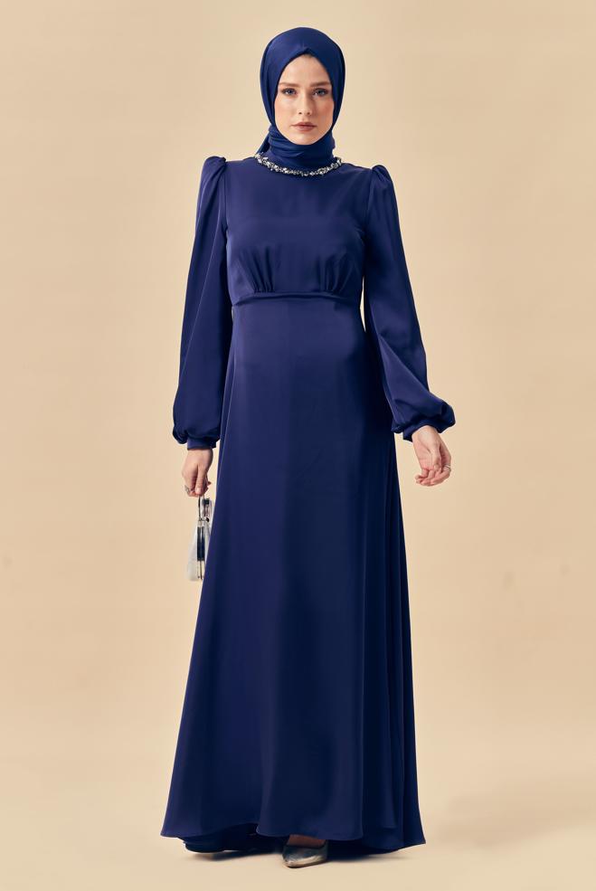 Hijab-Kleidung NAVY BLAU SATIN ABENDKLEID MIT EDELSTEIN DETAILS 50559 - ALVİNA
