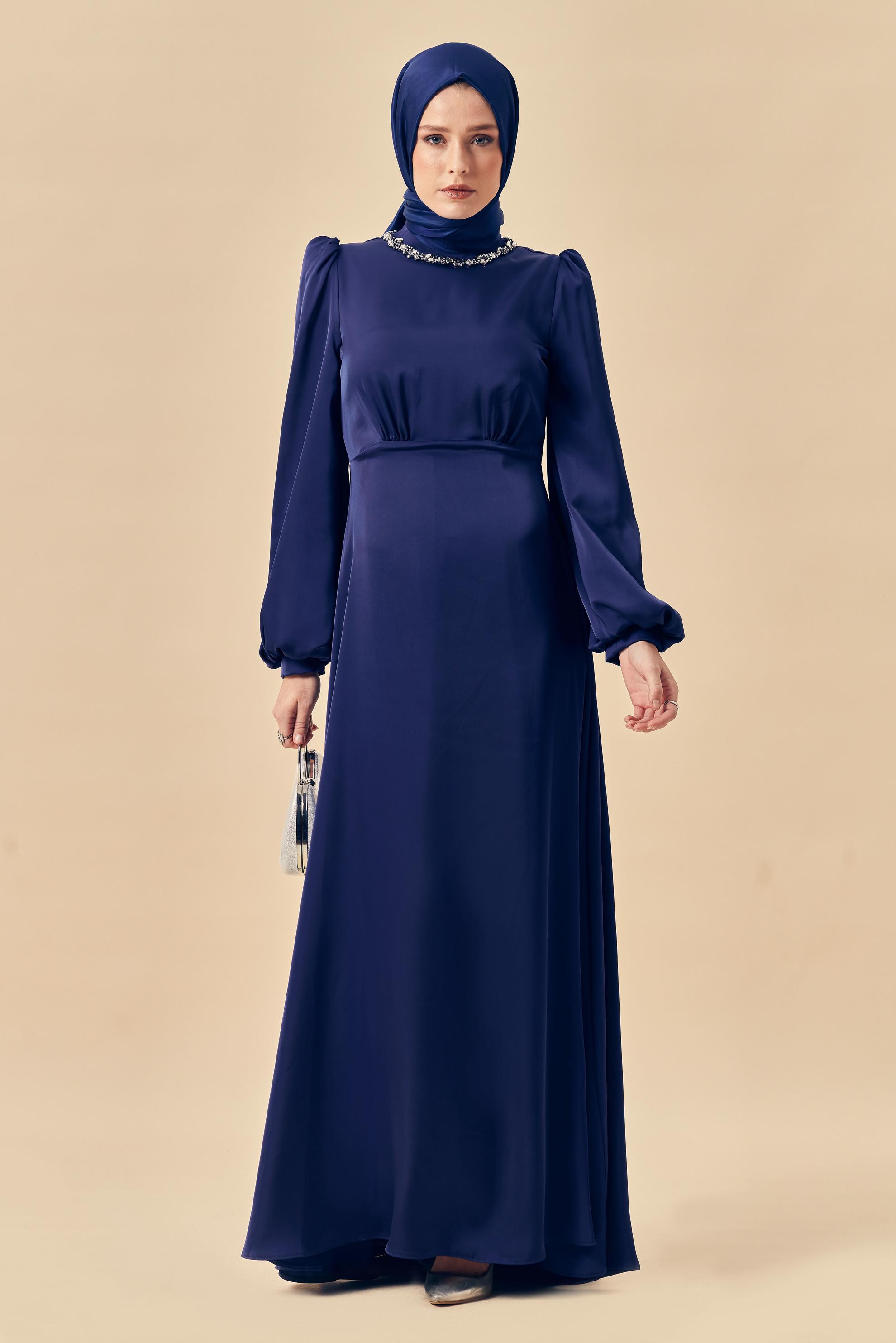 Hijab-Kleidung NAVY BLAU SATIN ABENDKLEID MIT EDELSTEIN DETAILS 50559