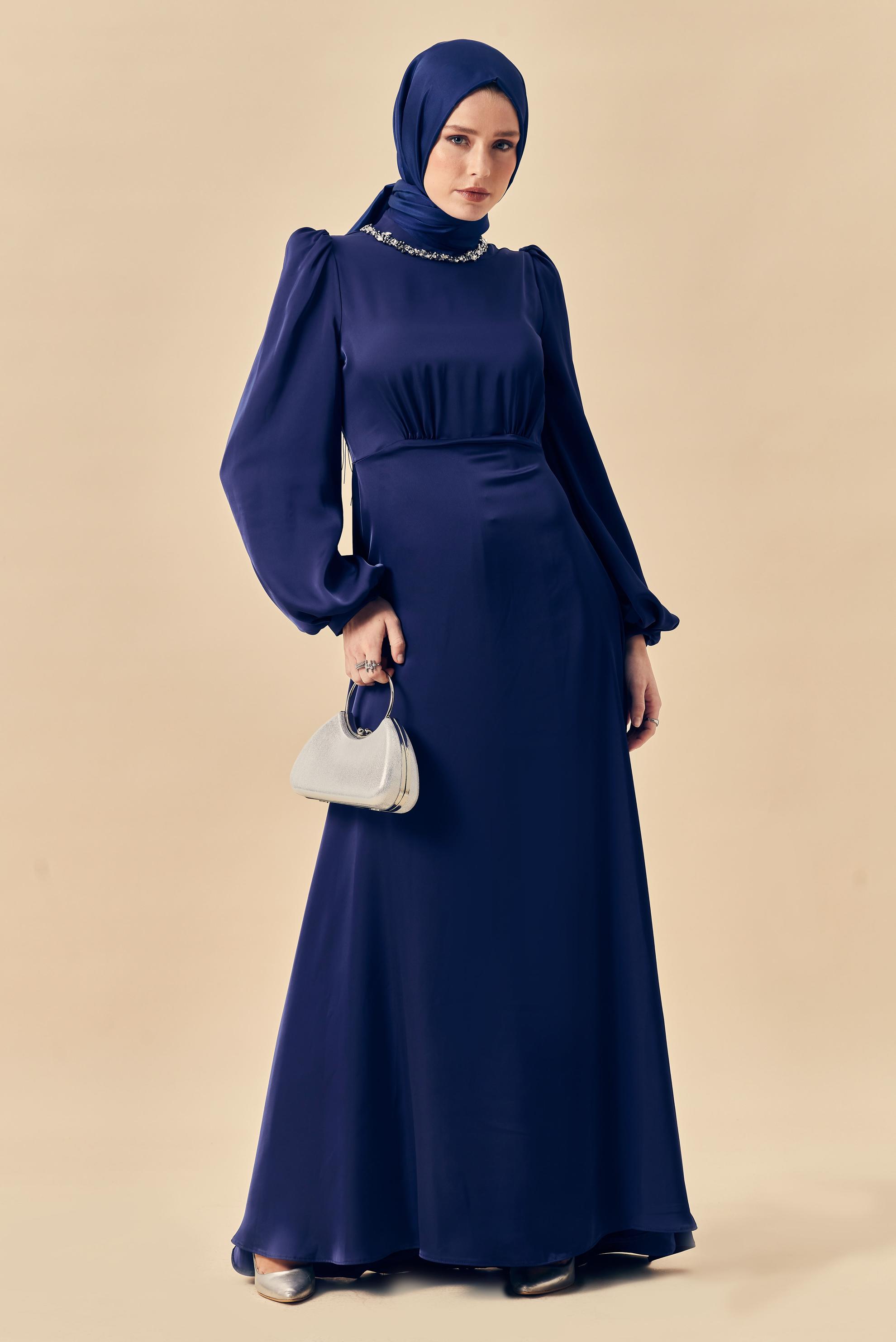 Hijab-Kleidung NAVY BLAU SATIN ABENDKLEID MIT EDELSTEIN DETAILS 50559