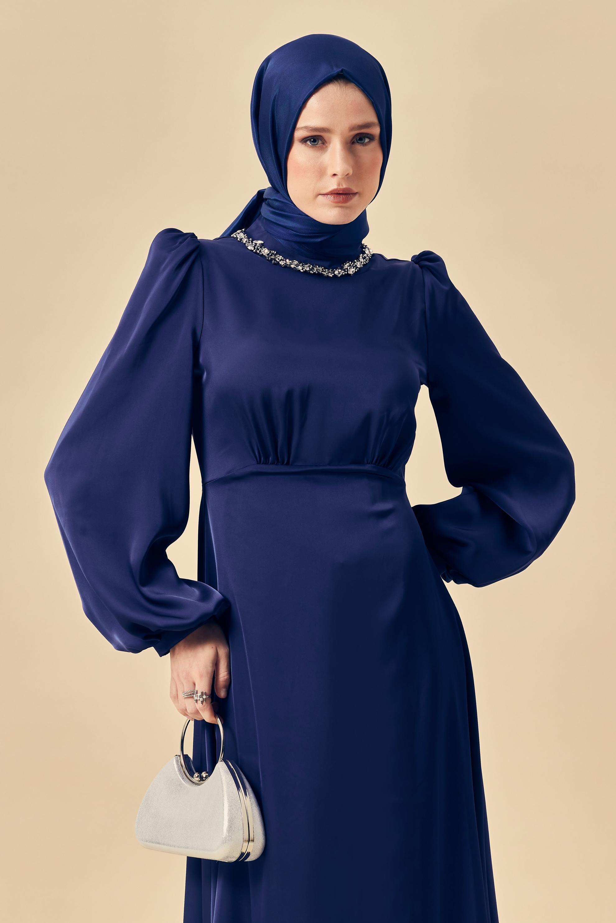 Hijab-Kleidung NAVY BLAU SATIN ABENDKLEID MIT EDELSTEIN DETAILS 50559