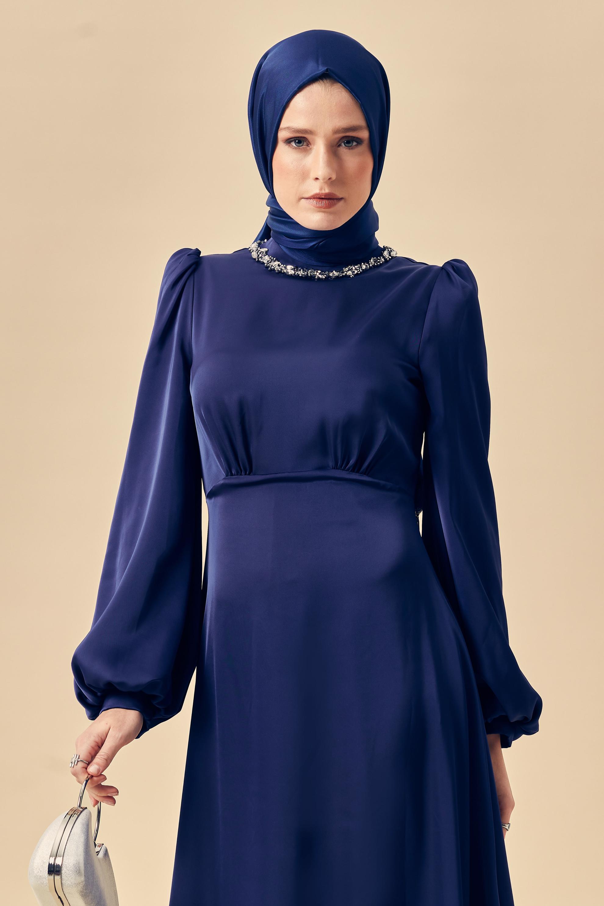 Hijab-Kleidung NAVY BLAU SATIN ABENDKLEID MIT EDELSTEIN DETAILS 50559