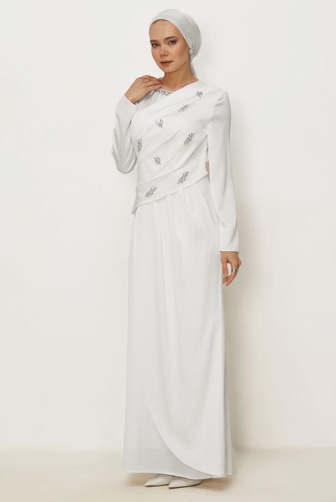 Vêtements hijab BLANC ROBE EN SATIN DÉTAILLÉE DE GEMMES 50562 - ALVİNA