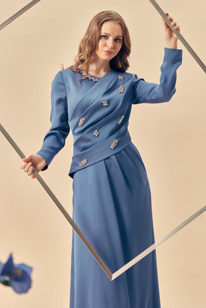 Hijab-Kleidung NAVY BLAU SATINKLEID MIT EDELSTEINDETAILS 50562 - ALVİNA