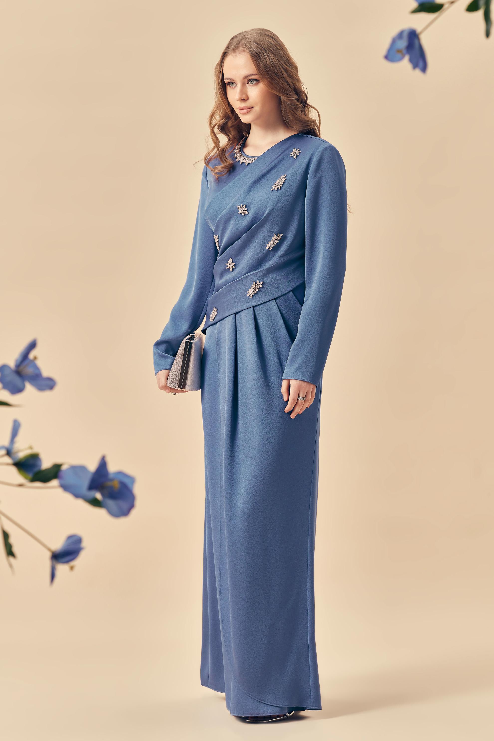 Hijab-Kleidung NAVY BLAU SATINKLEID MIT EDELSTEINDETAILS 50562