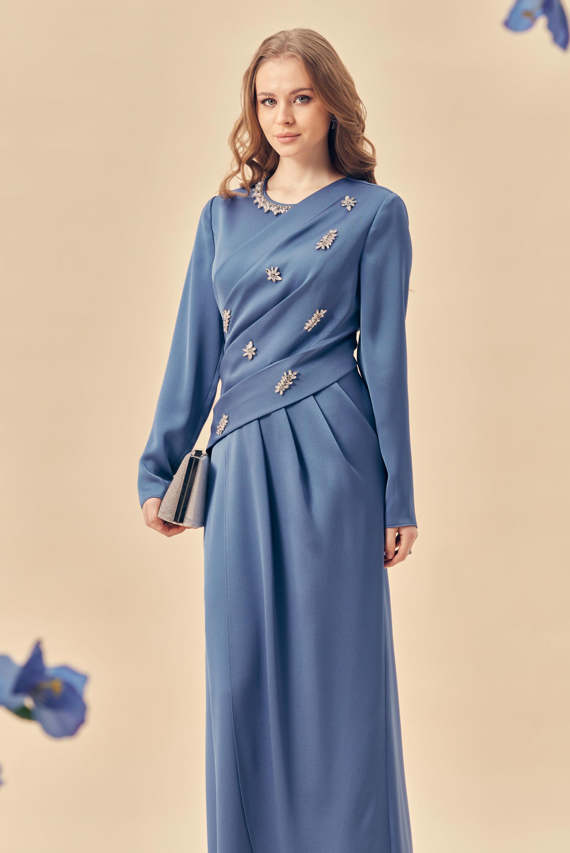 Hijab-Kleidung NAVY BLAU SATINKLEID MIT EDELSTEINDETAILS 50562