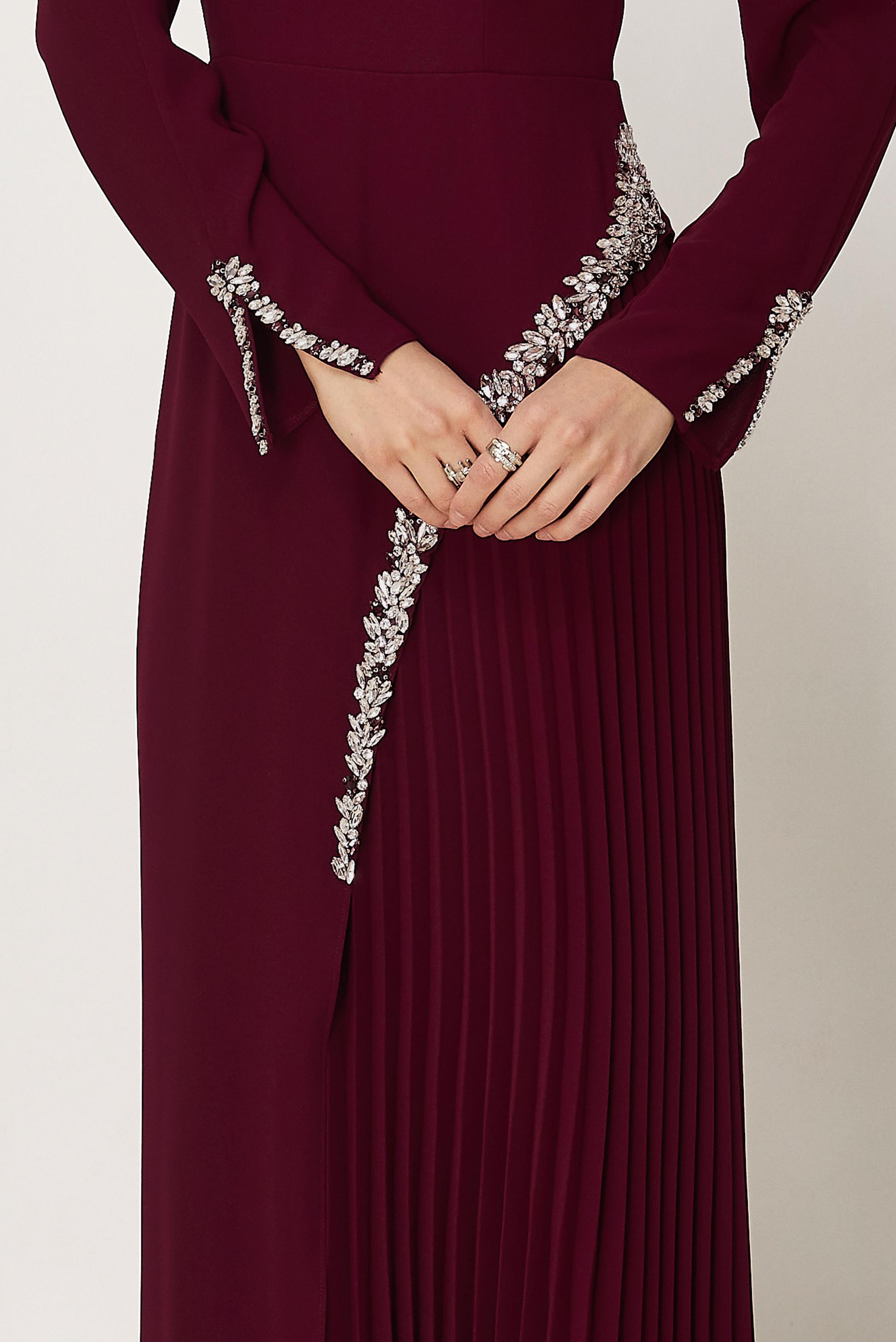 Hijab-Kleidung BURGUND ABENDKLEID MIT EDELSTEIN DETAILS 50542