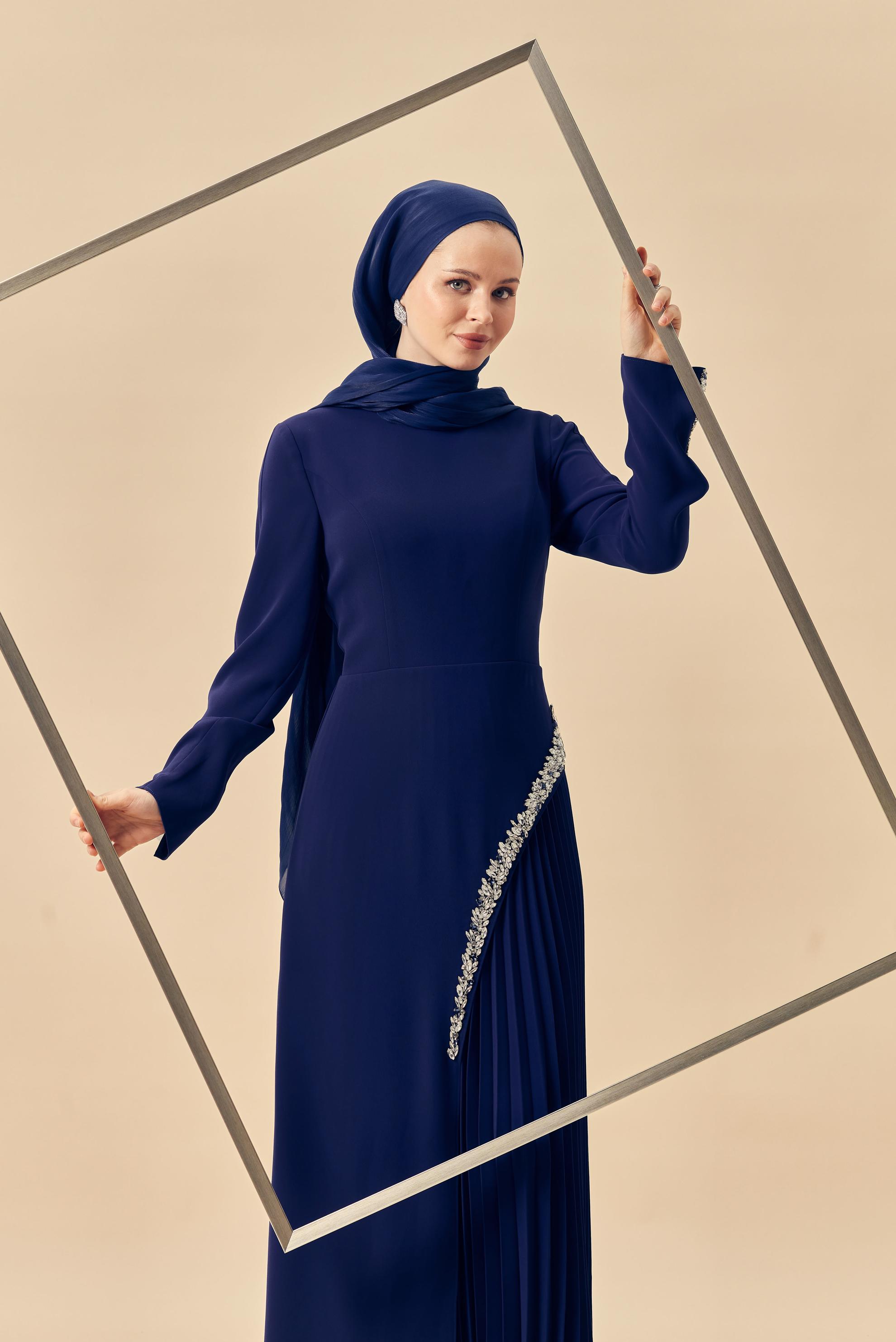 Hijab-Kleidung NAVY BLAU ABENDKLEID MIT EDELSTEIN DETAILS 50542