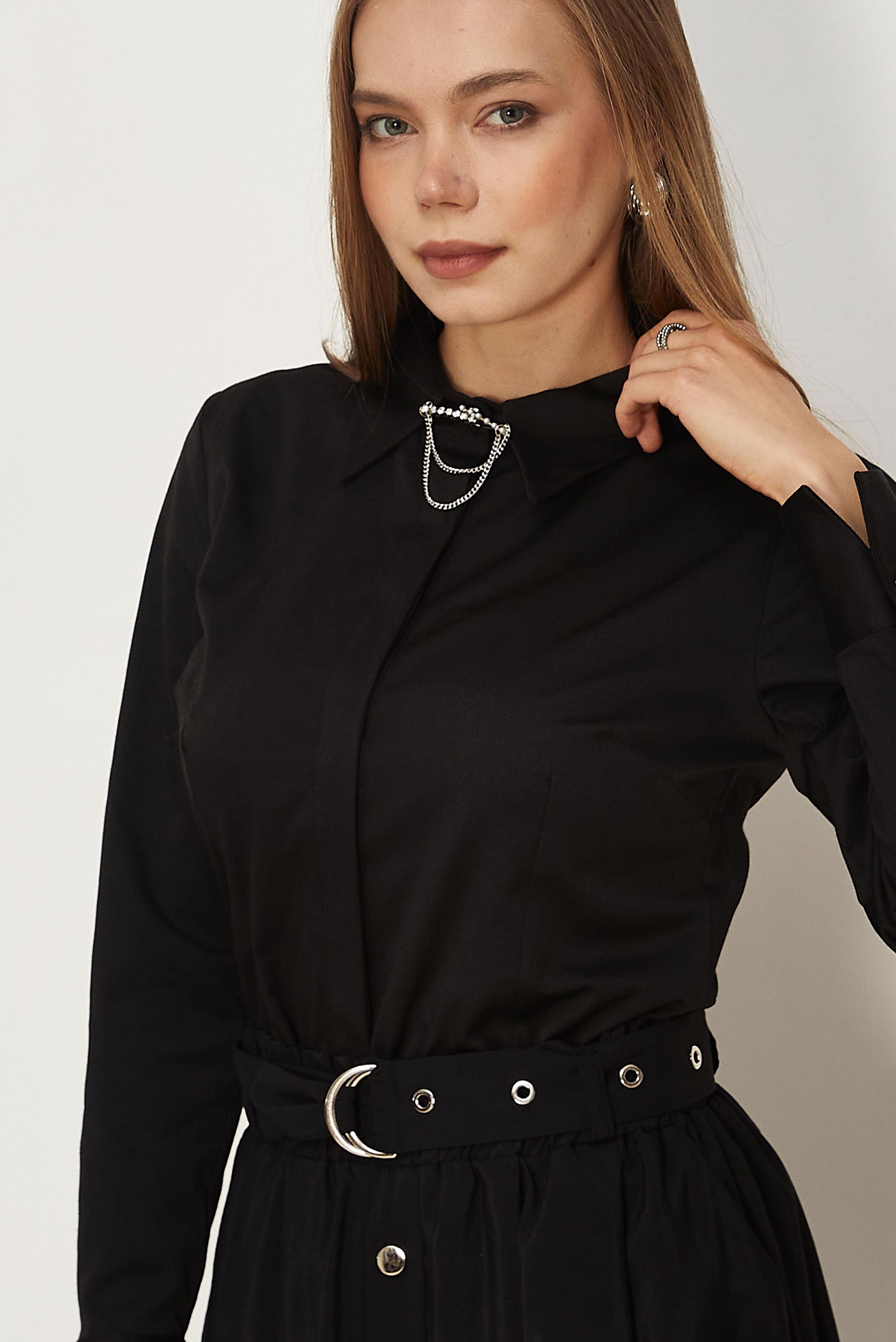Hijab-Kleidung SCHWARZ BLUSE AUS SATIN MIT HEMDKRAGEN 46529