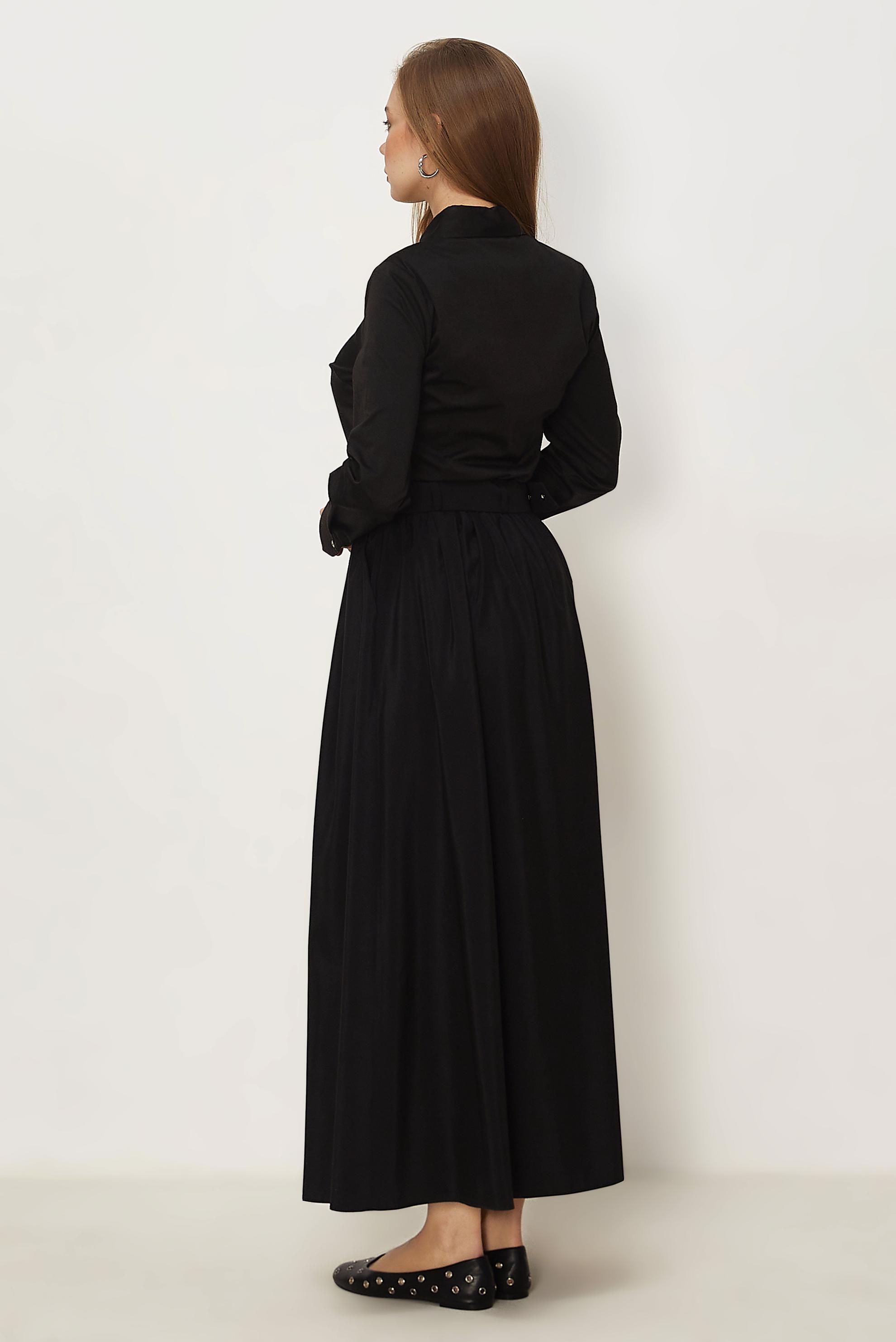 Hijab-Kleidung SCHWARZ BLUSE AUS SATIN MIT HEMDKRAGEN 46529