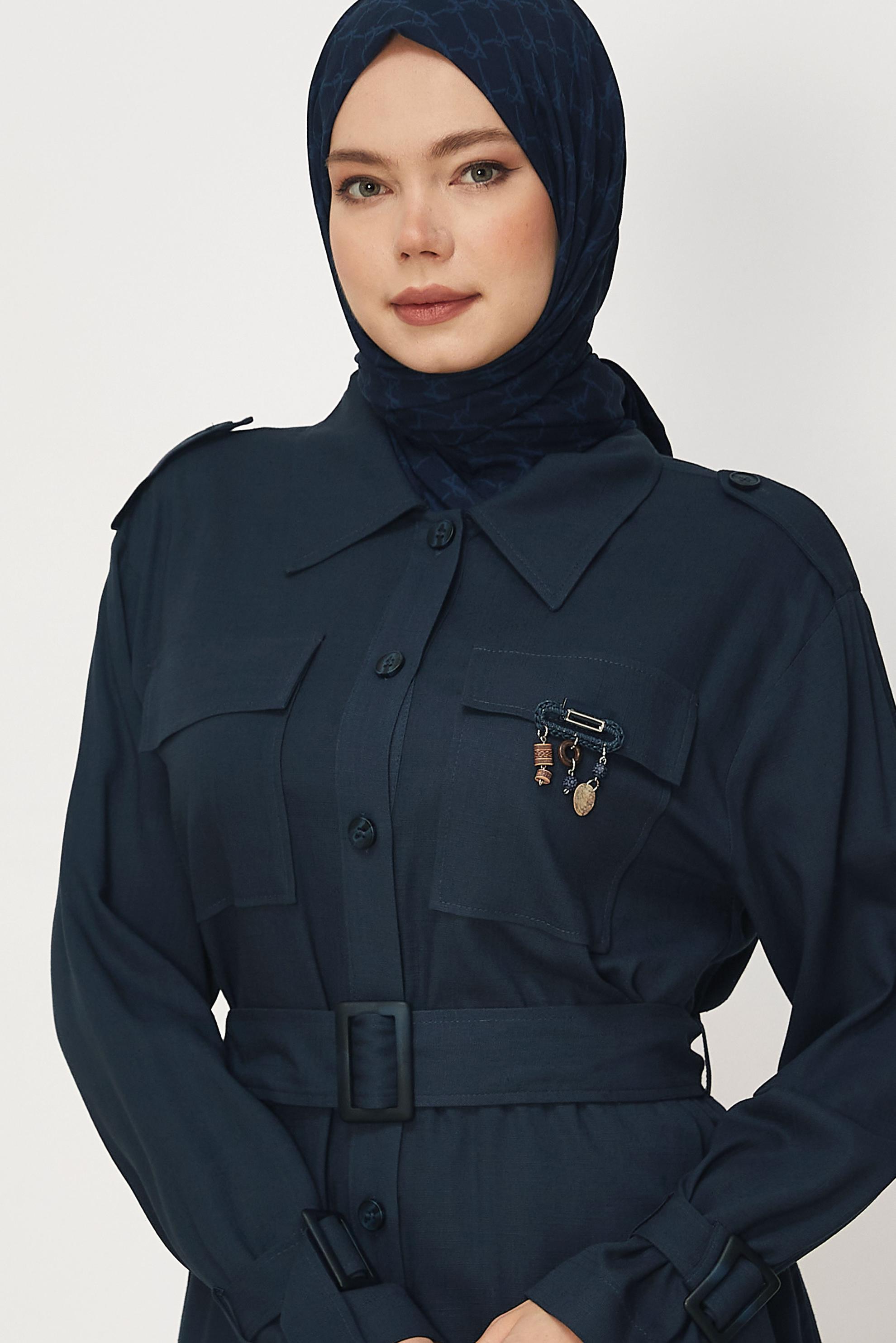 Hijab-Kleidung NAVY BLAU LEINENJACKE MIT GÜRTEL 46393