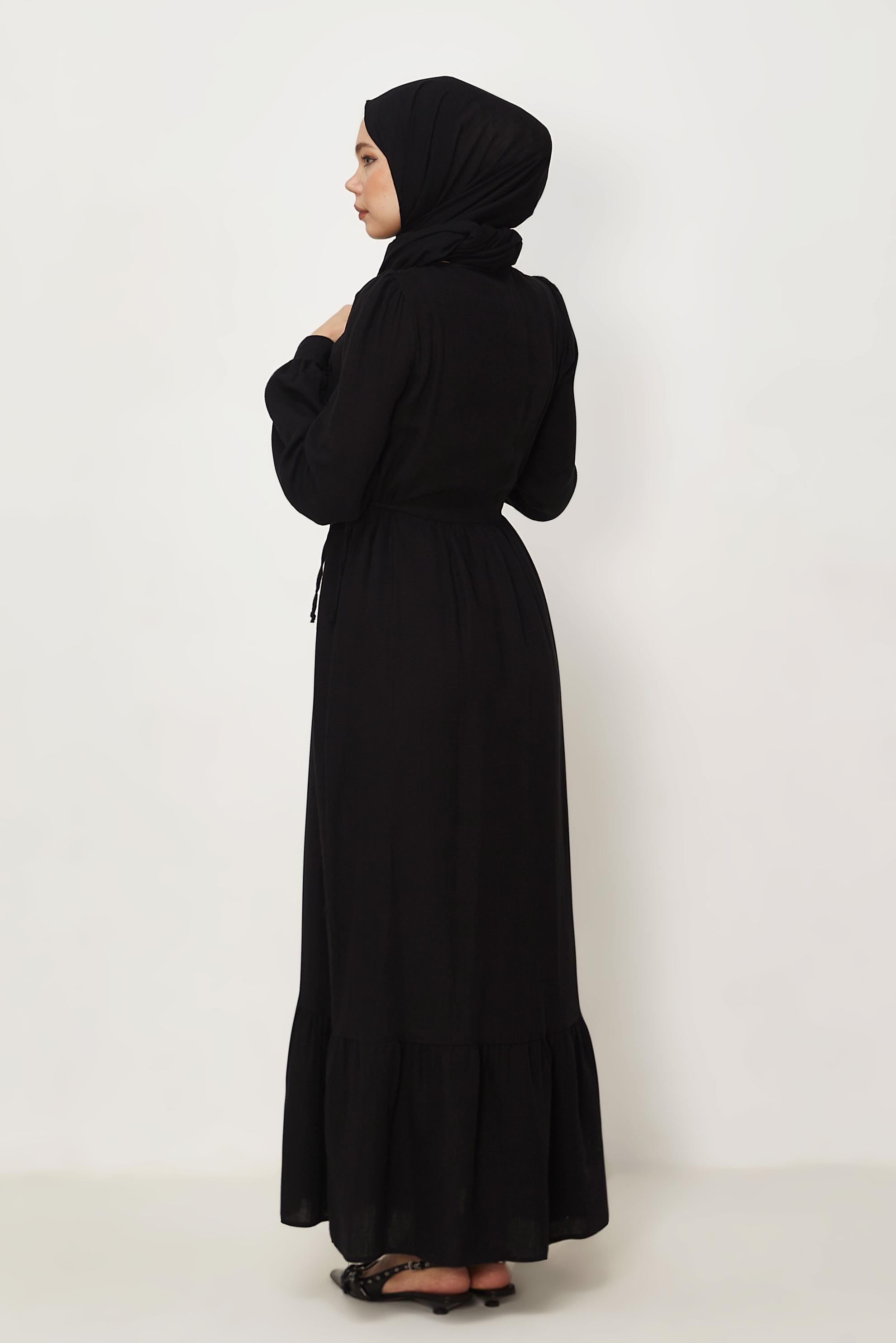 Tesettür giyim SİYAH BAĞLAMA DETAYLI MÜSLİN ELBİSE 45660
