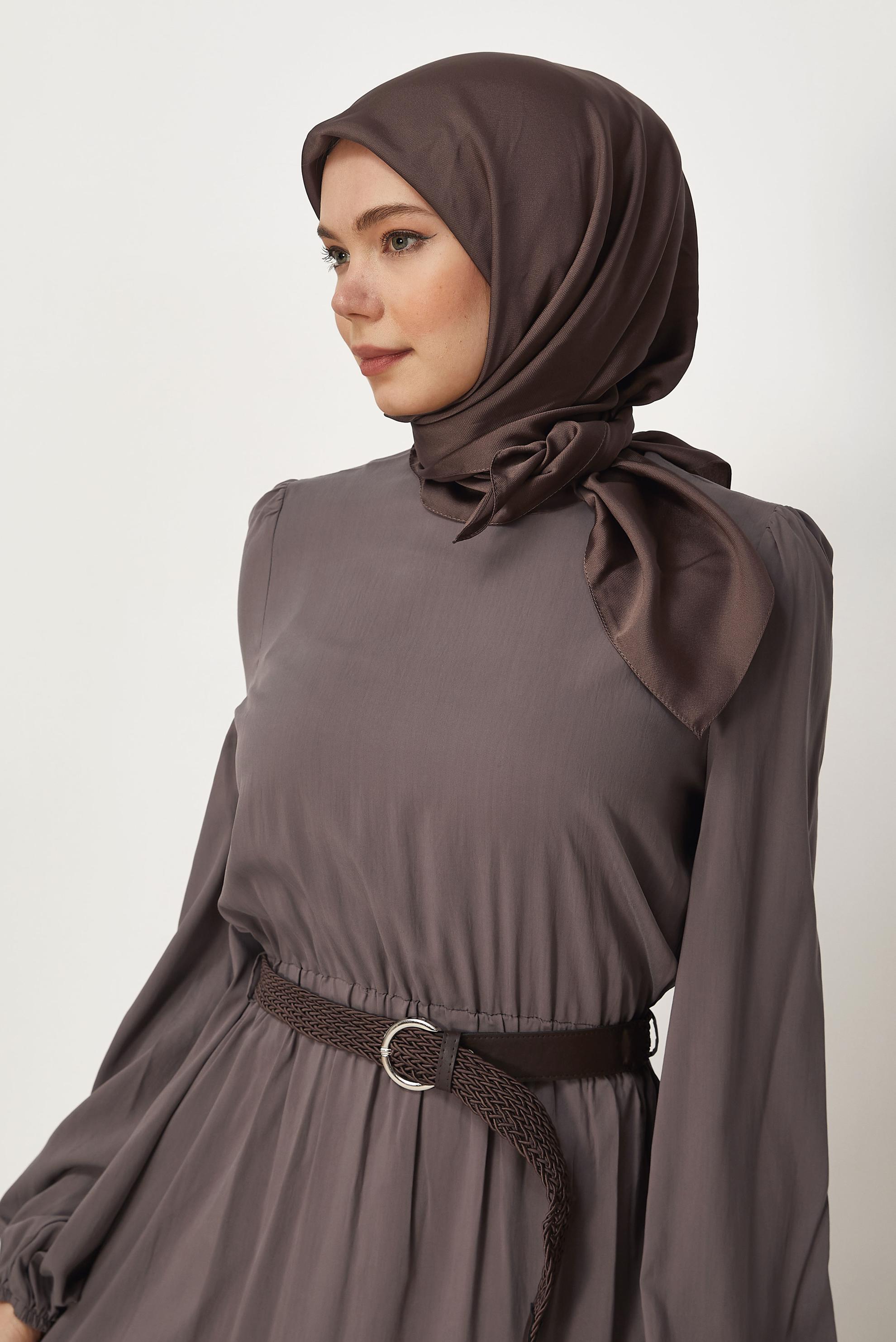 Hijab-Kleidung NERZ KLEID MIT GÜRTEL 45727