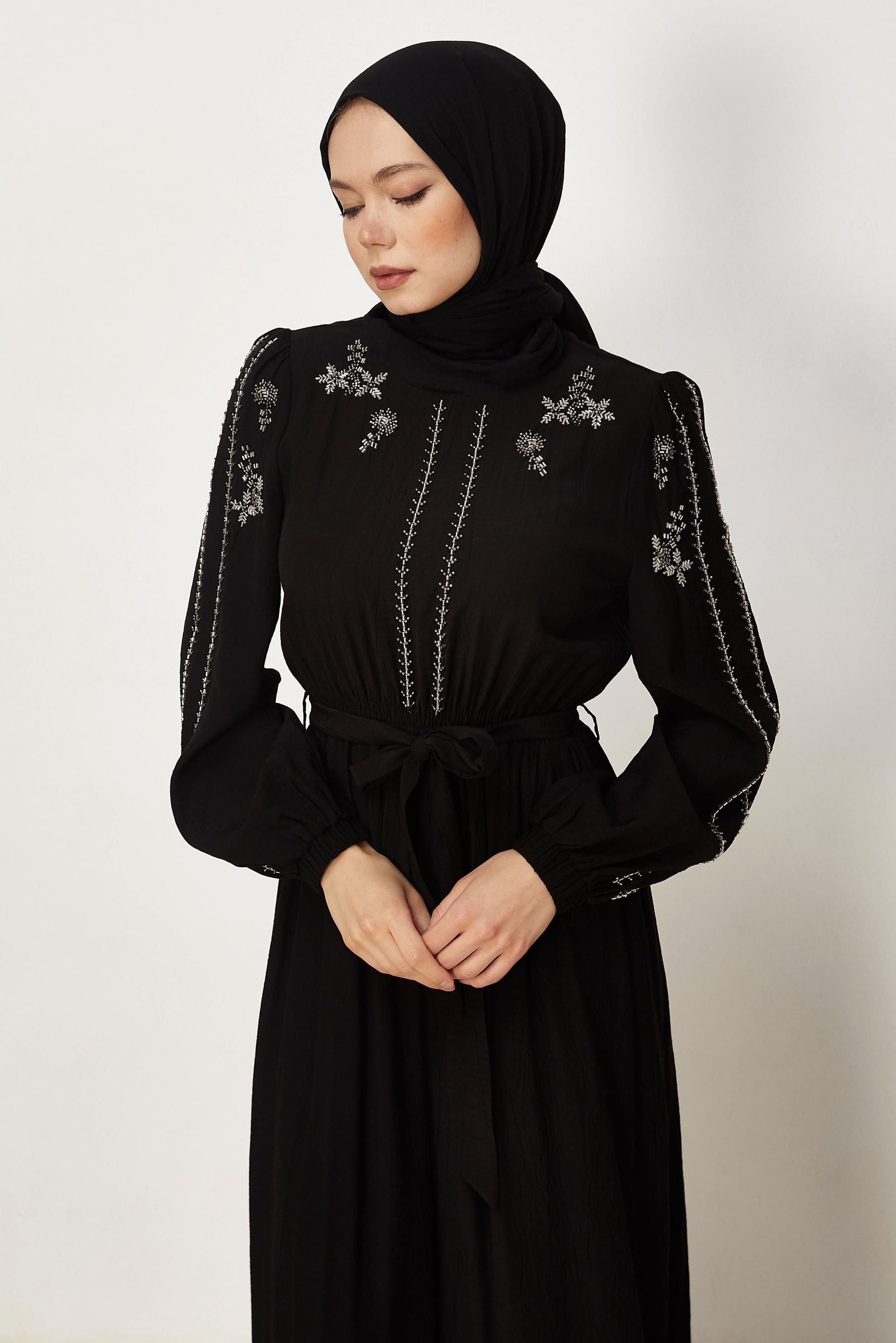 Tesettür giyim SİYAH KUŞAKLI BONCUK İŞLEMELİ ELBİSE 45759