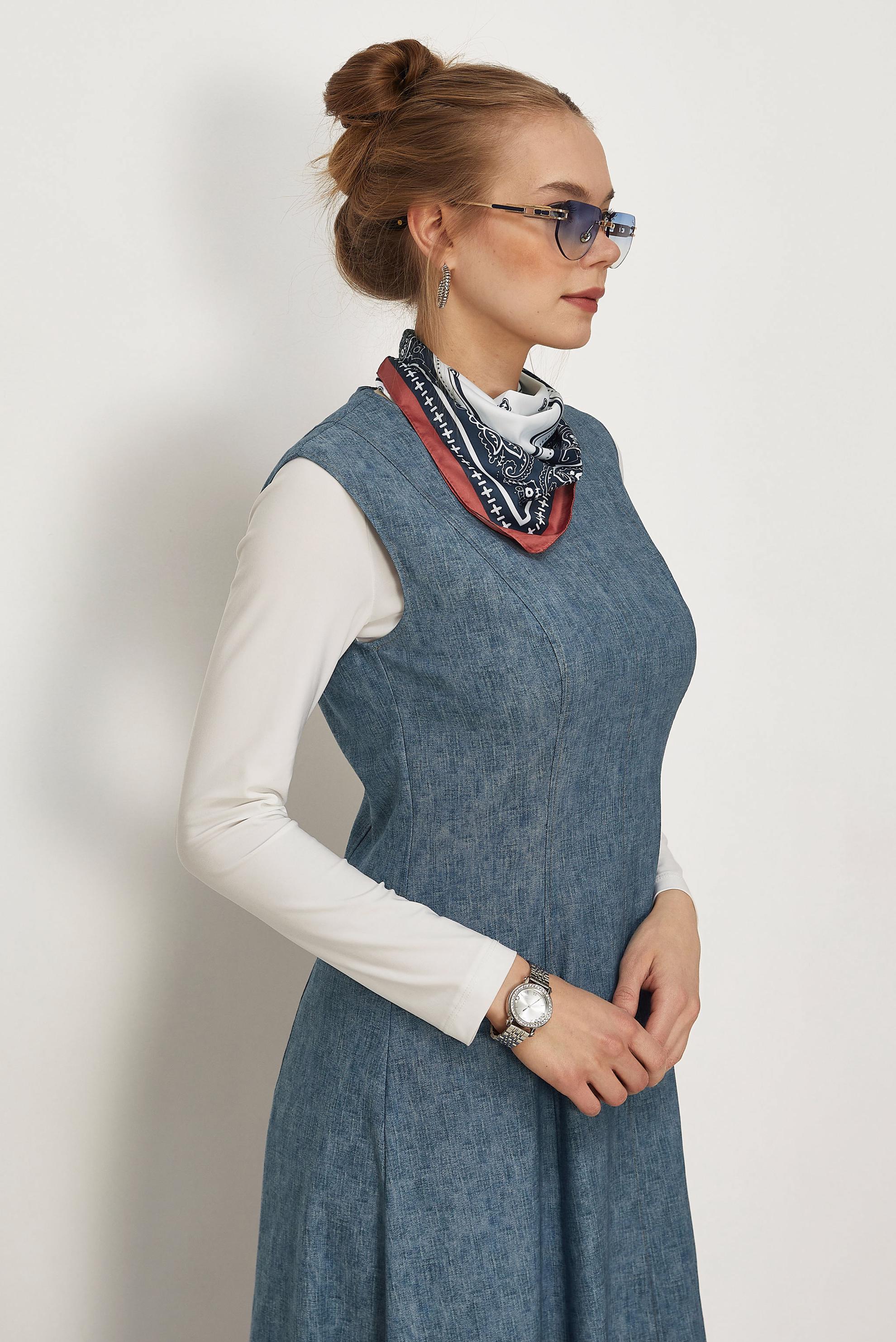 Hijab-Kleidung BLAU TRÄGERKLEID MIT DENIM-LOOK 46313