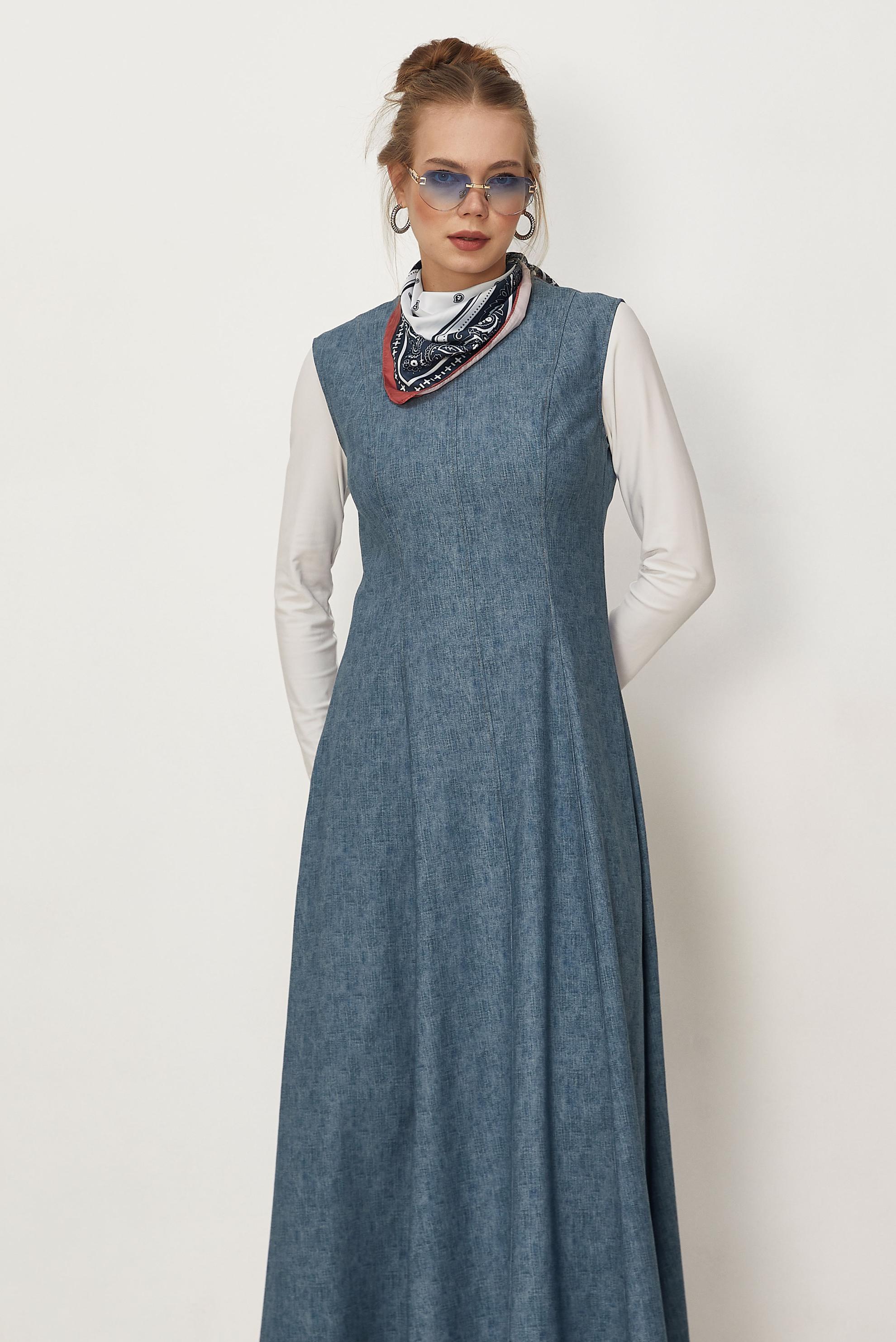 Hijab-Kleidung BLAU TRÄGERKLEID MIT DENIM-LOOK 46313