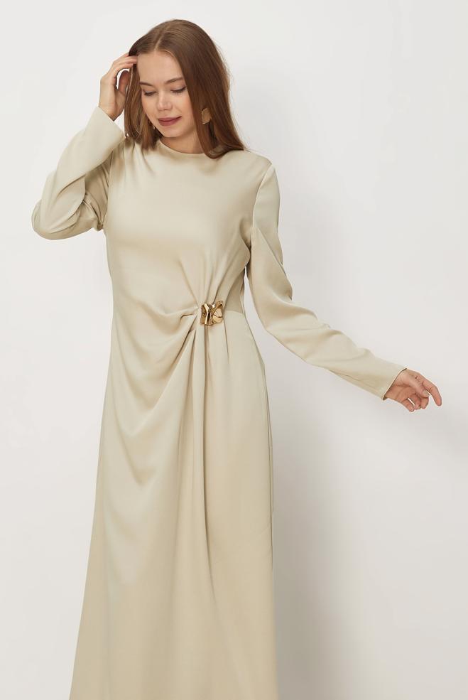 Hijab-Kleidung BEIGE SATIN-KREPPKLEID 46325 - ALVİNA