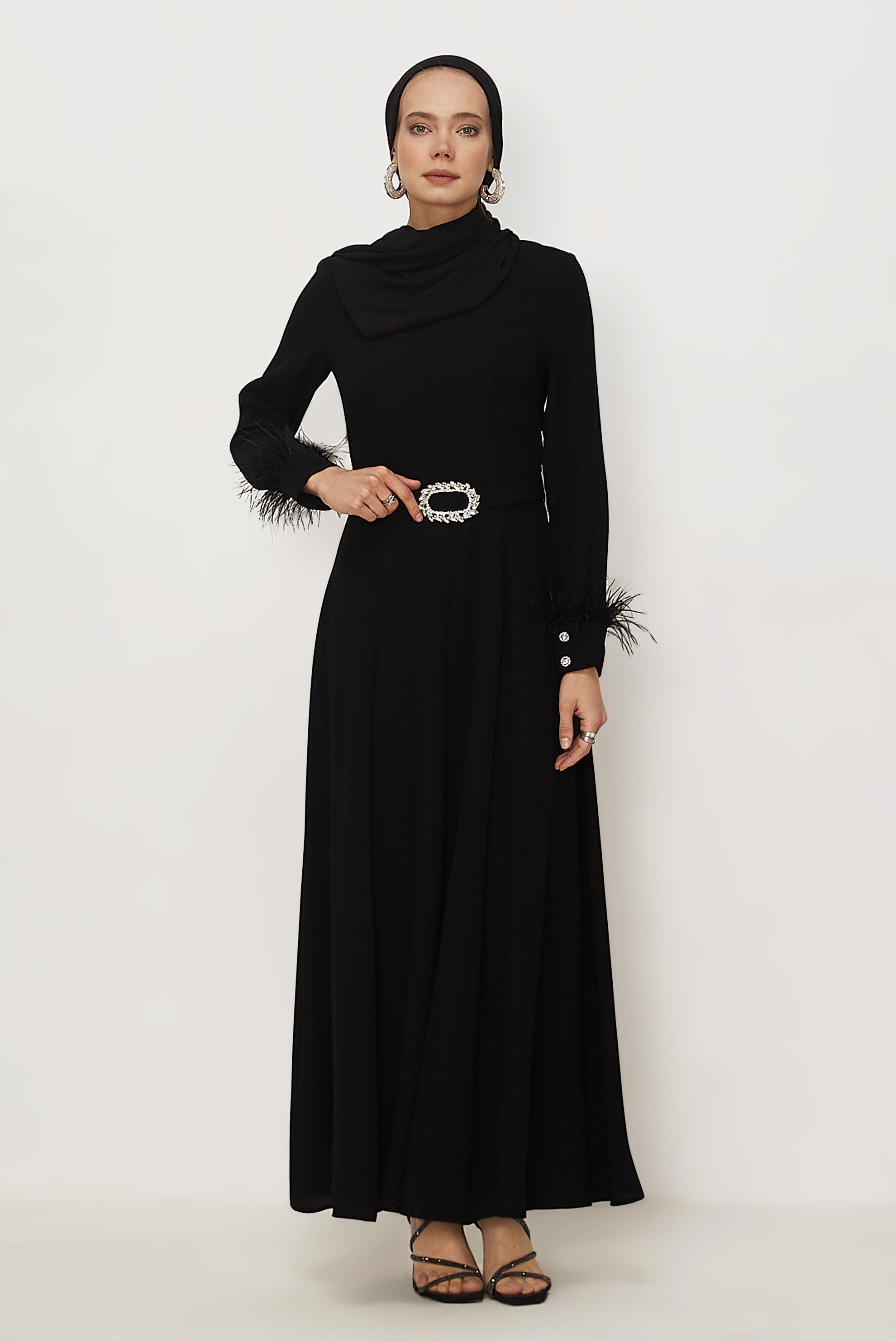 Tesettür giyim SİYAH KEMERLİ TÜY DETAYLI ELBİSE 46369