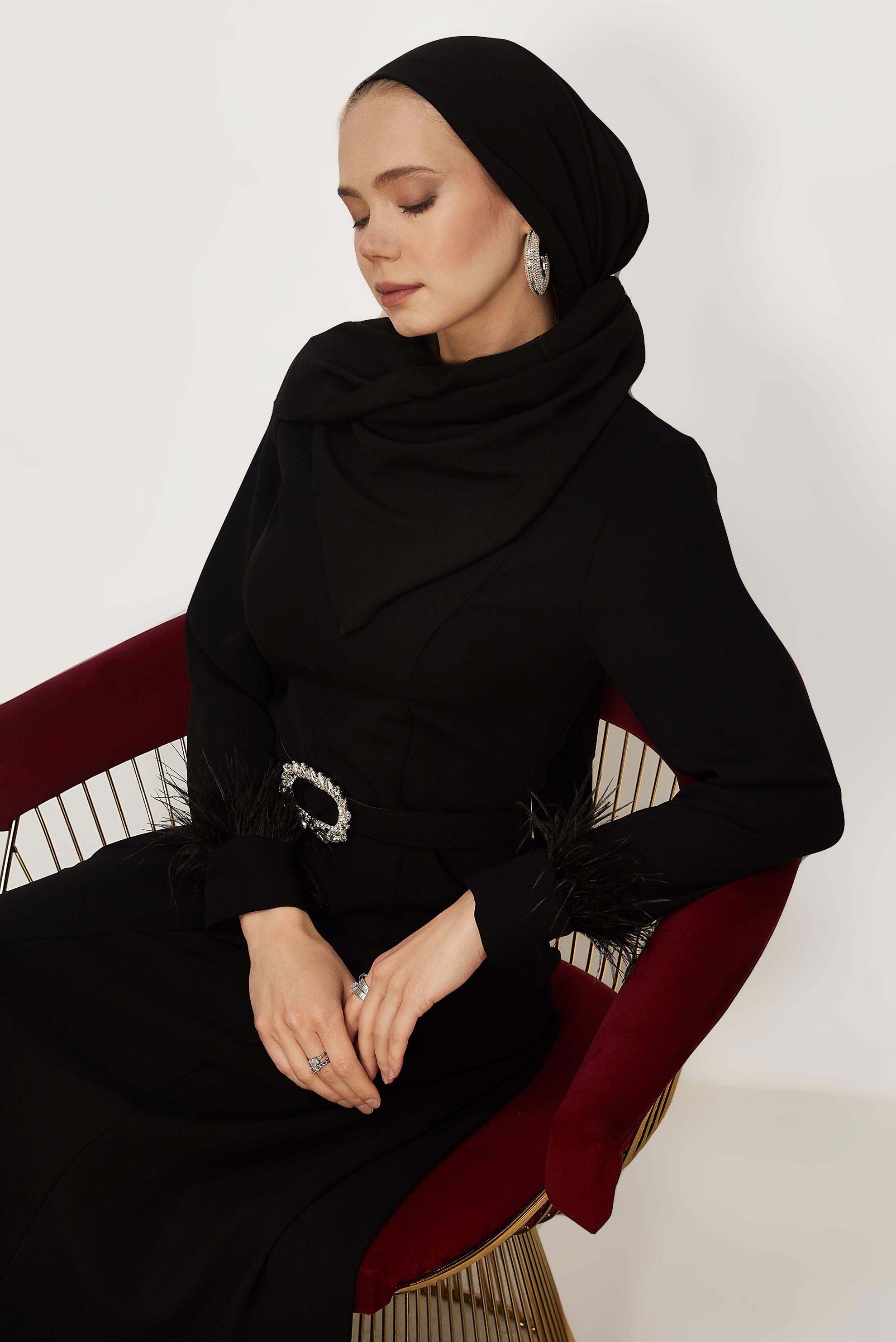 Tesettür giyim SİYAH KEMERLİ TÜY DETAYLI ELBİSE 46369