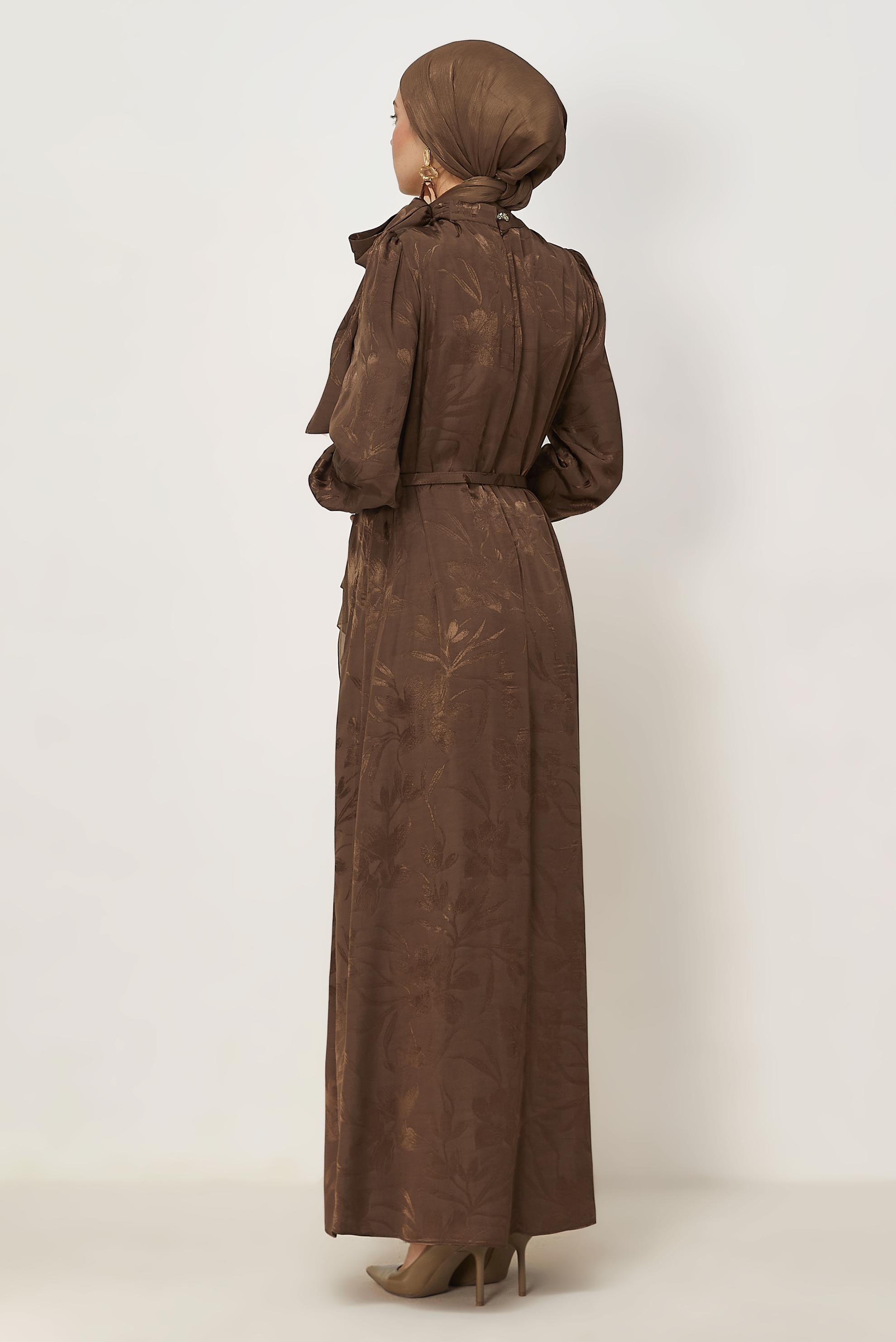 Vêtements hijab BRUN ROBE JACQUARD EN SATIN CEINTURÉE 46411