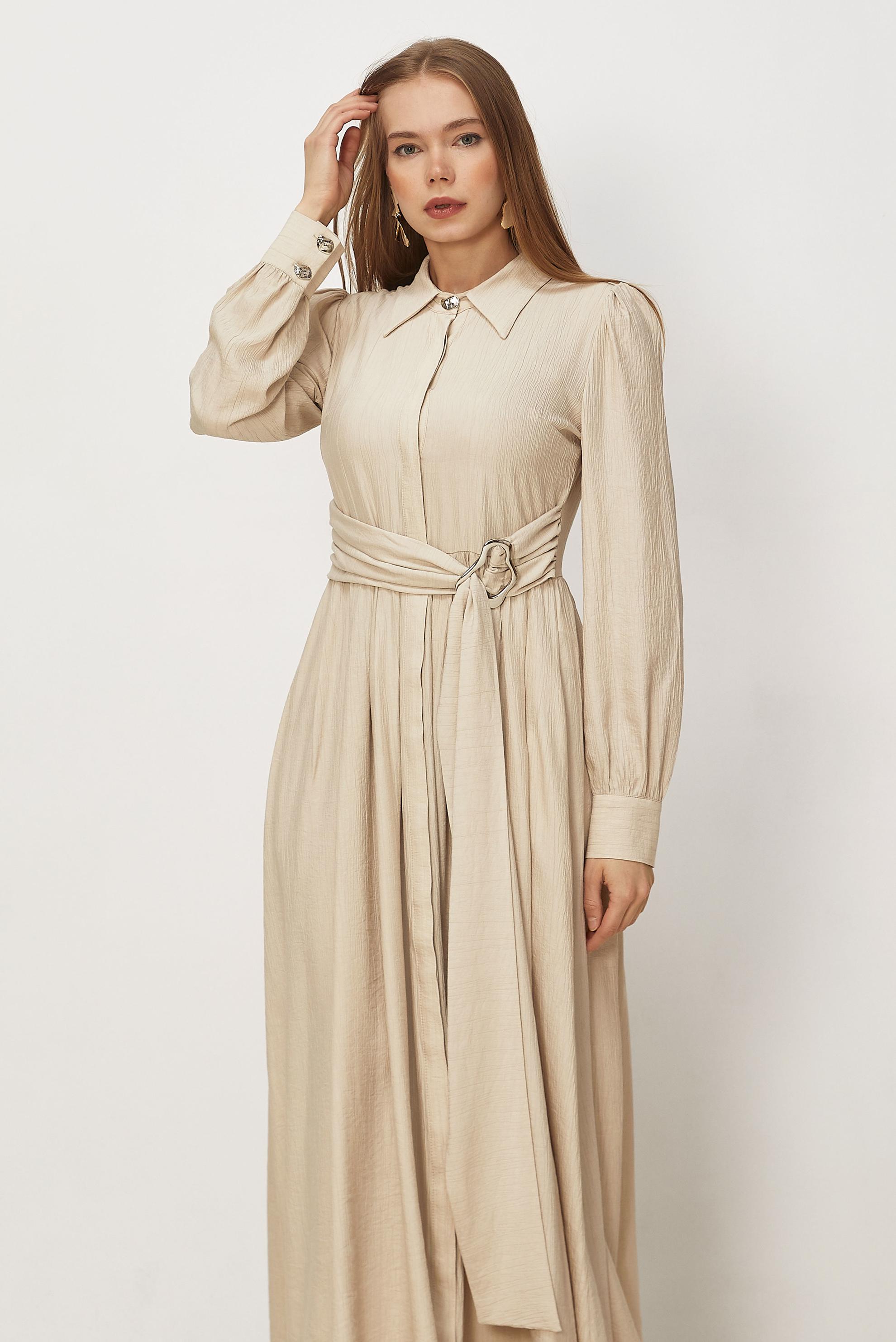 Hijab-Kleidung BEIGE KLEID MIT GÜRTEL 46419