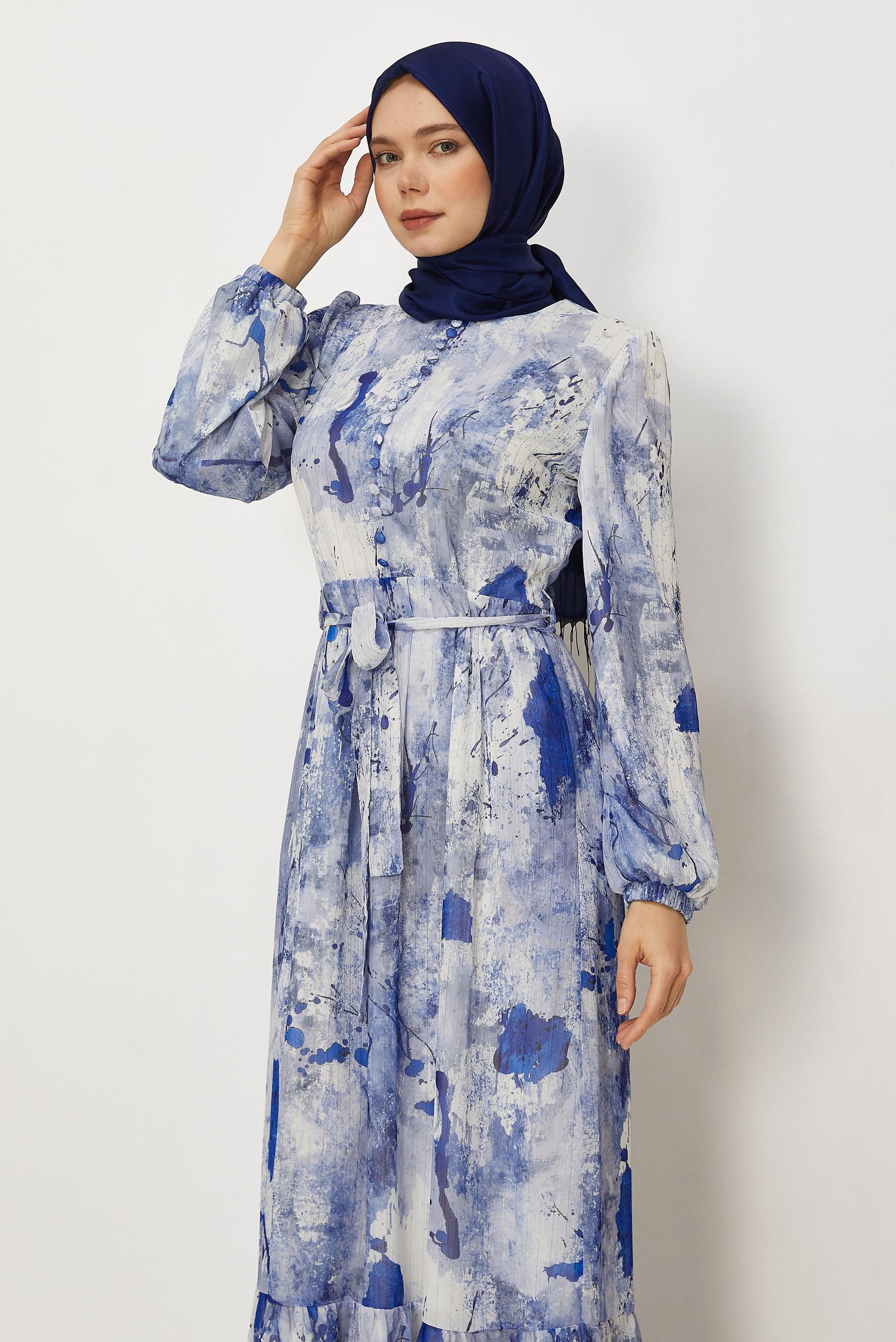 Hijab-Kleidung NAVY BLAU GEMUSTERTES KLEID MIT GÜRTEL 46424