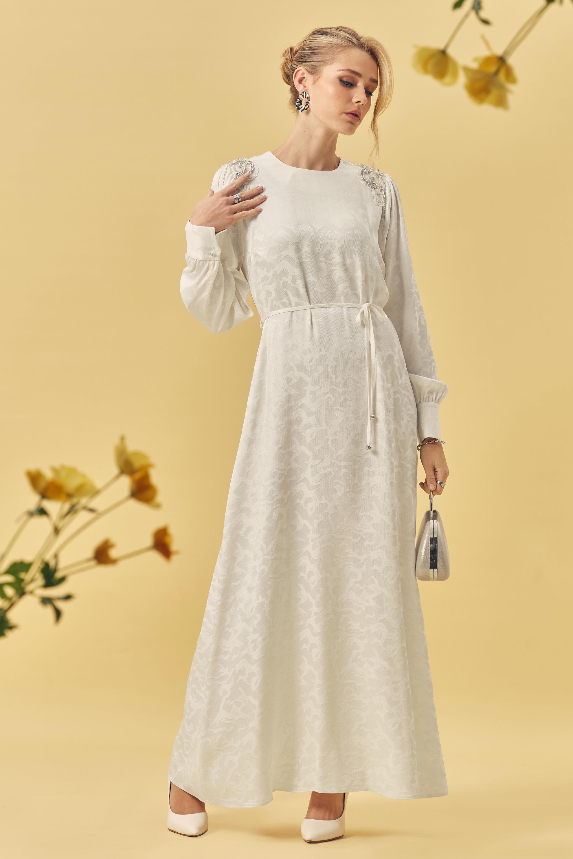 Hijab-Kleidung WEISS JACQUARDKLEID MIT GÜRTEL 46509
