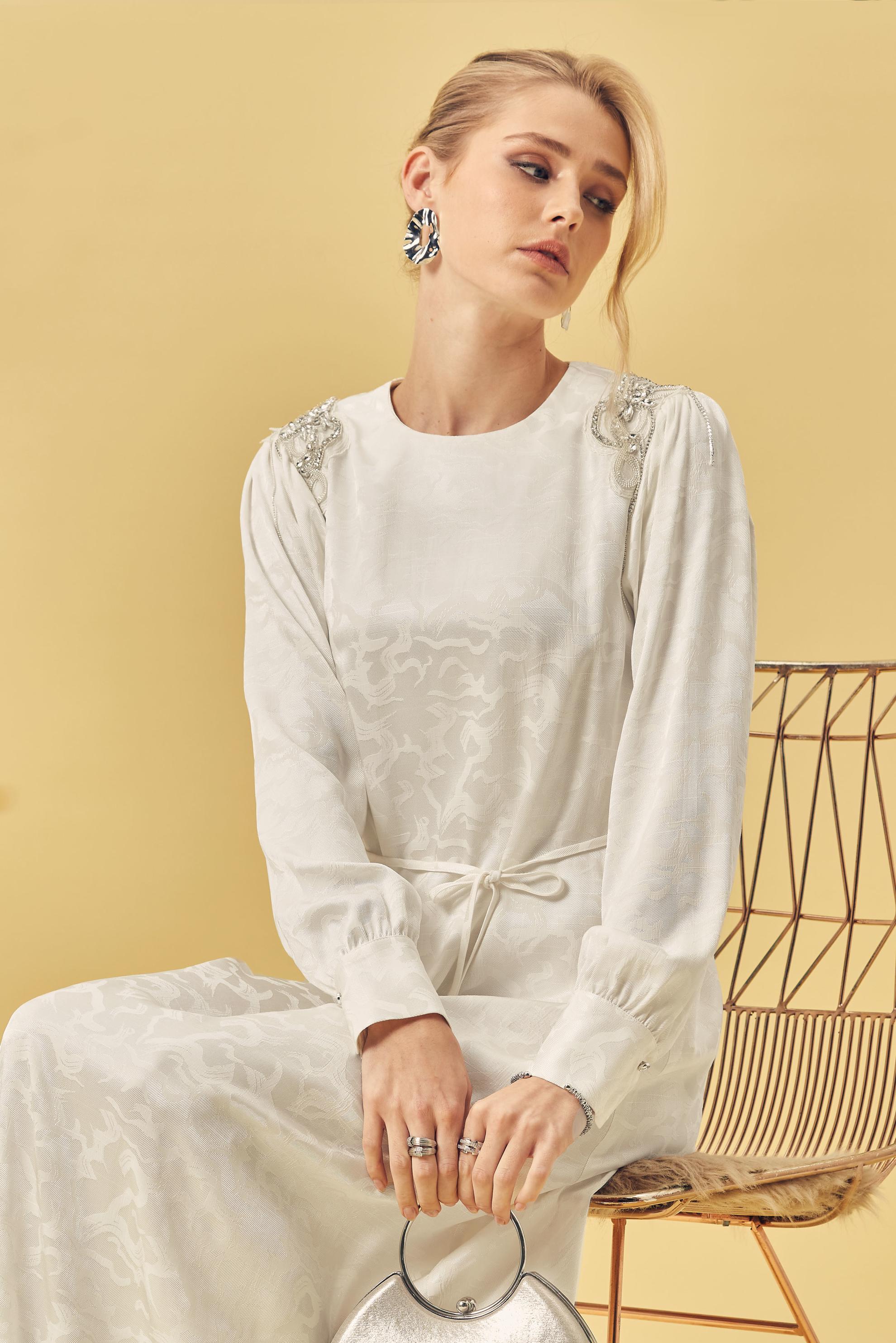 Hijab-Kleidung WEISS JACQUARDKLEID MIT GÜRTEL 46509