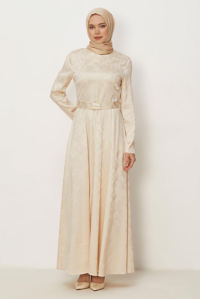 Hijab-Kleidung BEIGE SATIN-JACQUARD-KLEID MIT GÜRTEL 46514 - ALVİNA
