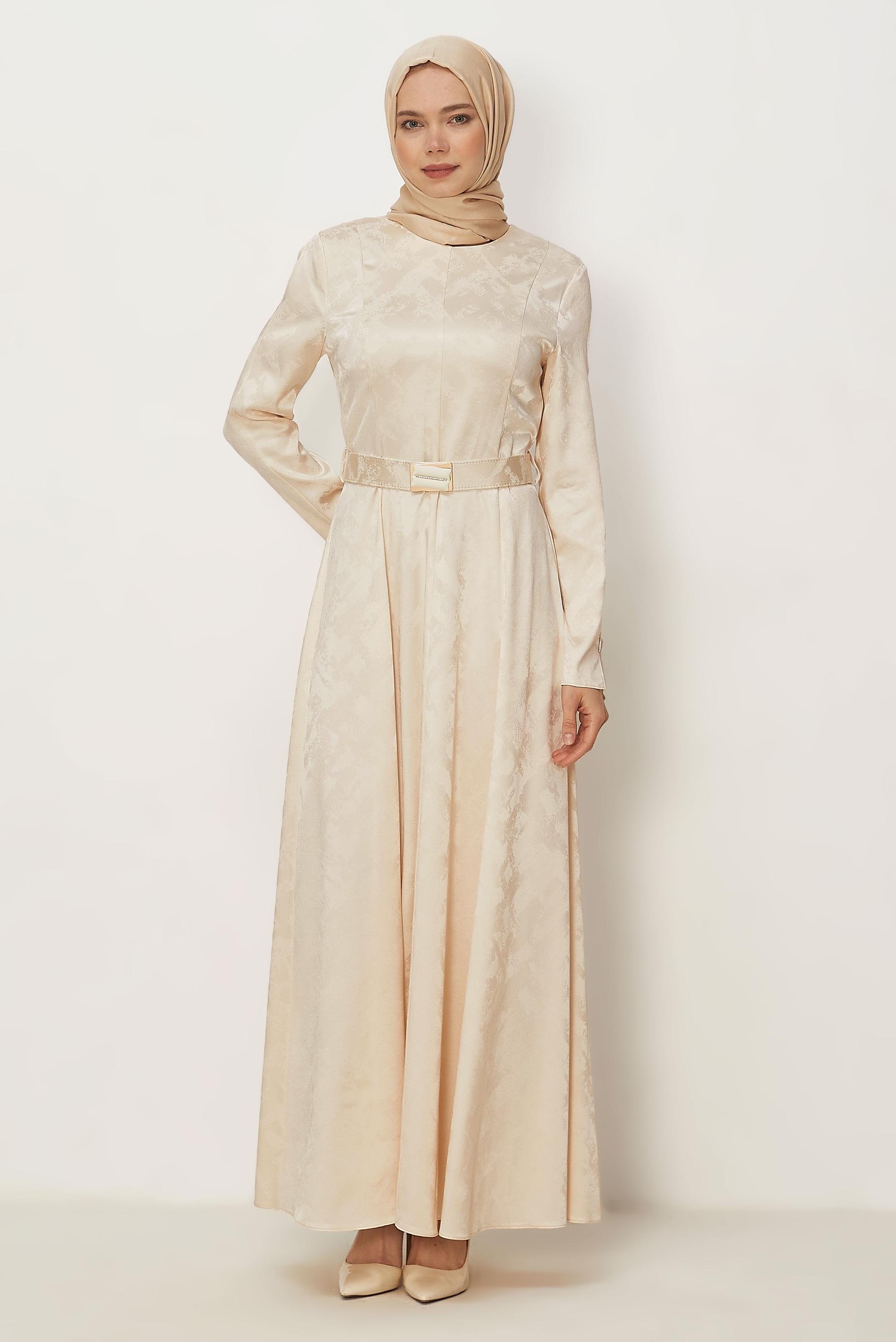 Hijab-Kleidung BEIGE SATIN-JACQUARD-KLEID MIT GÜRTEL 46514