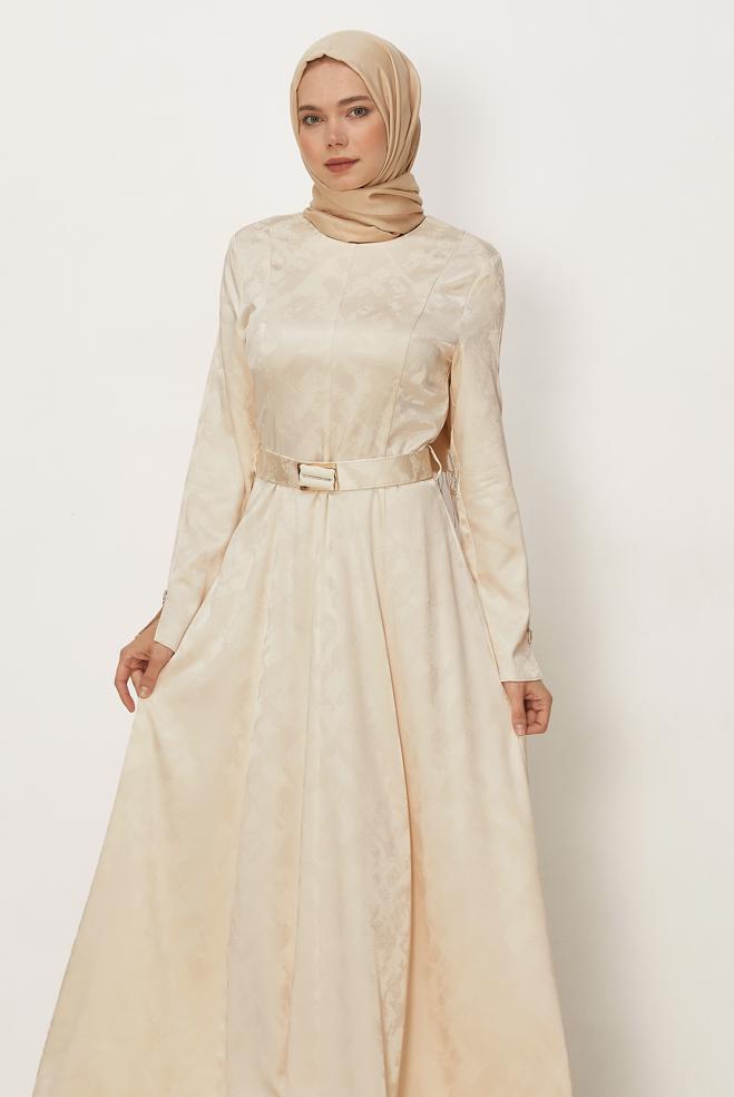 Hijab-Kleidung BEIGE SATIN-JACQUARD-KLEID MIT GÜRTEL 46514 - ALVİNA