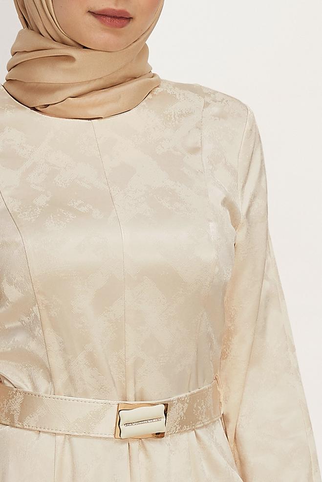 Hijab-Kleidung BEIGE SATIN-JACQUARD-KLEID MIT GÜRTEL 46514 - ALVİNA