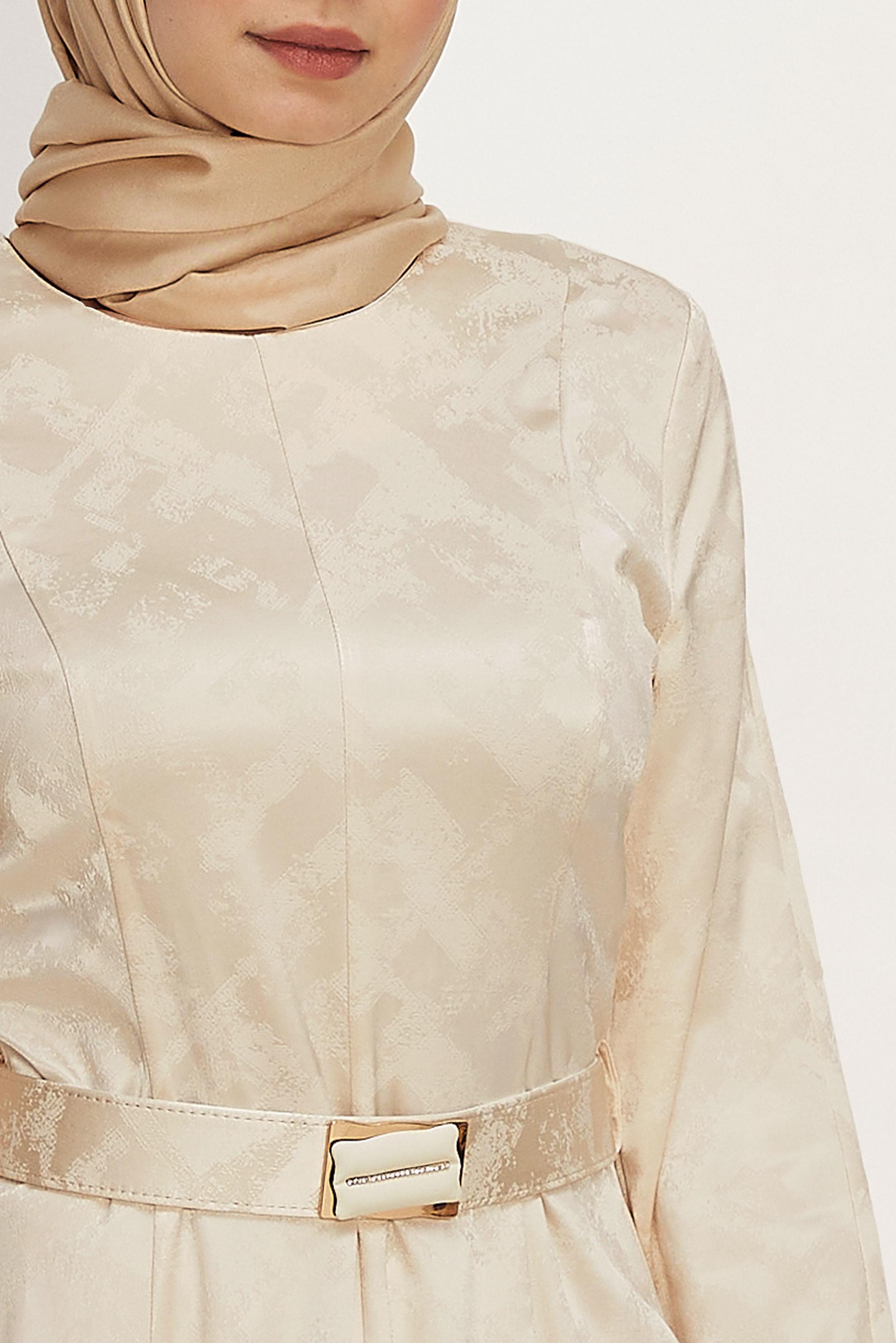 Hijab-Kleidung BEIGE SATIN-JACQUARD-KLEID MIT GÜRTEL 46514