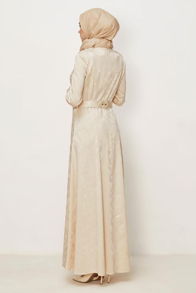 Hijab-Kleidung BEIGE SATIN-JACQUARD-KLEID MIT GÜRTEL 46514 - ALVİNA