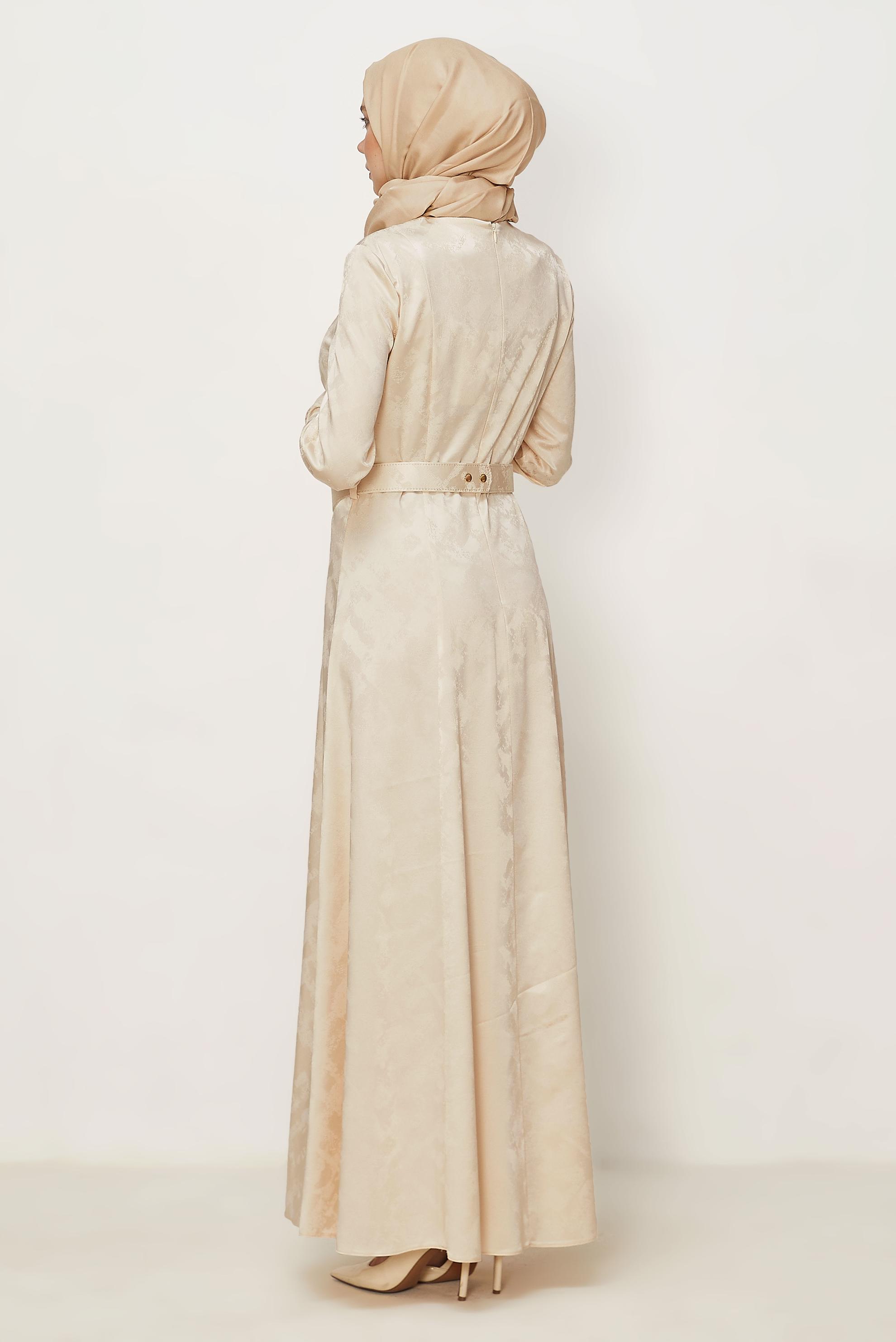 Hijab-Kleidung BEIGE SATIN-JACQUARD-KLEID MIT GÜRTEL 46514