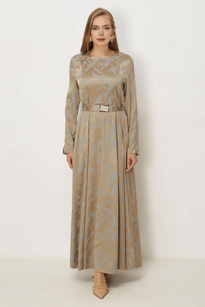 Hijab-Kleidung BEIGE SATIN-JACQUARD-KLEID MIT GÜRTEL 46514 - ALVİNA
