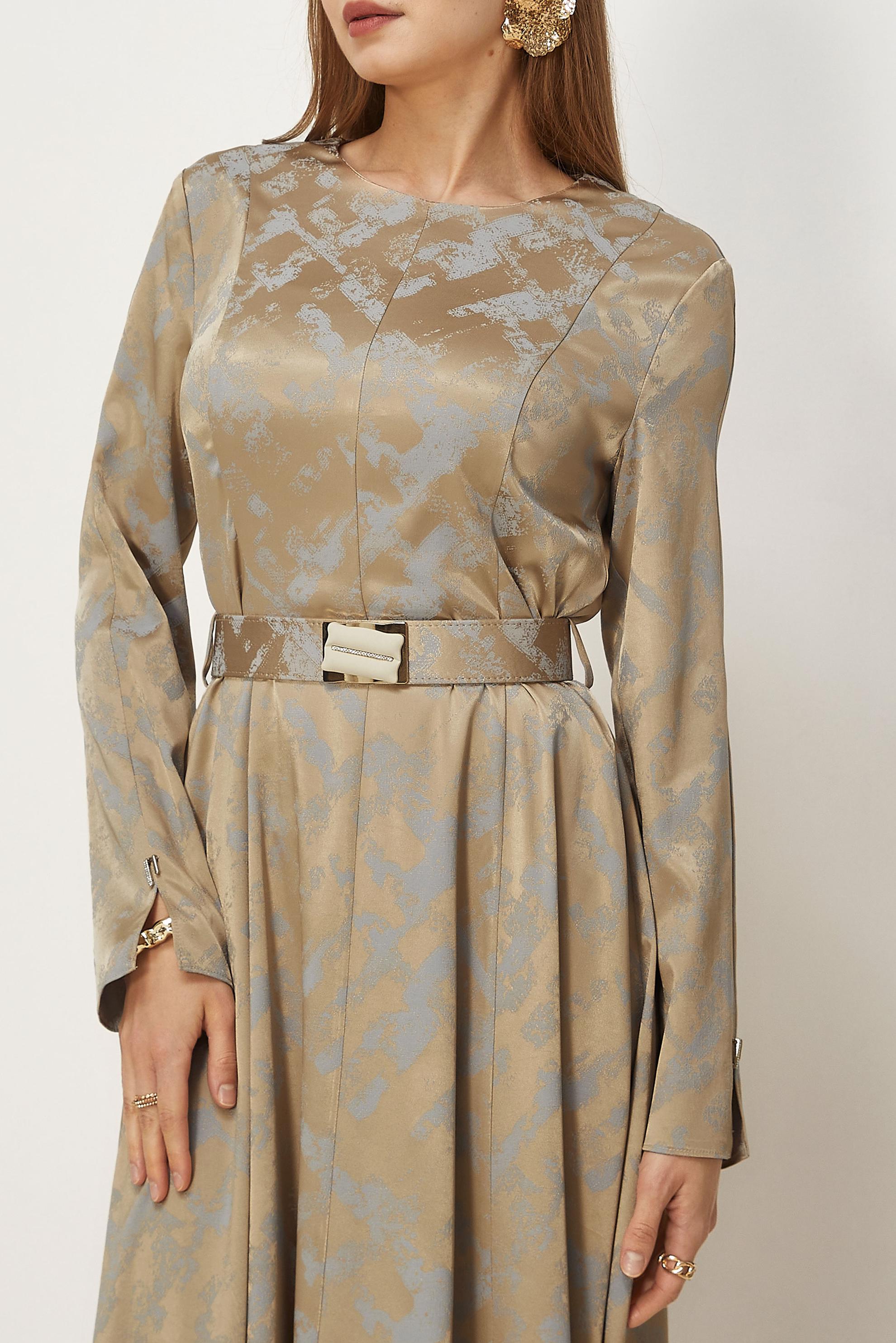 Hijab-Kleidung BEIGE SATIN-JACQUARD-KLEID MIT GÜRTEL 46514
