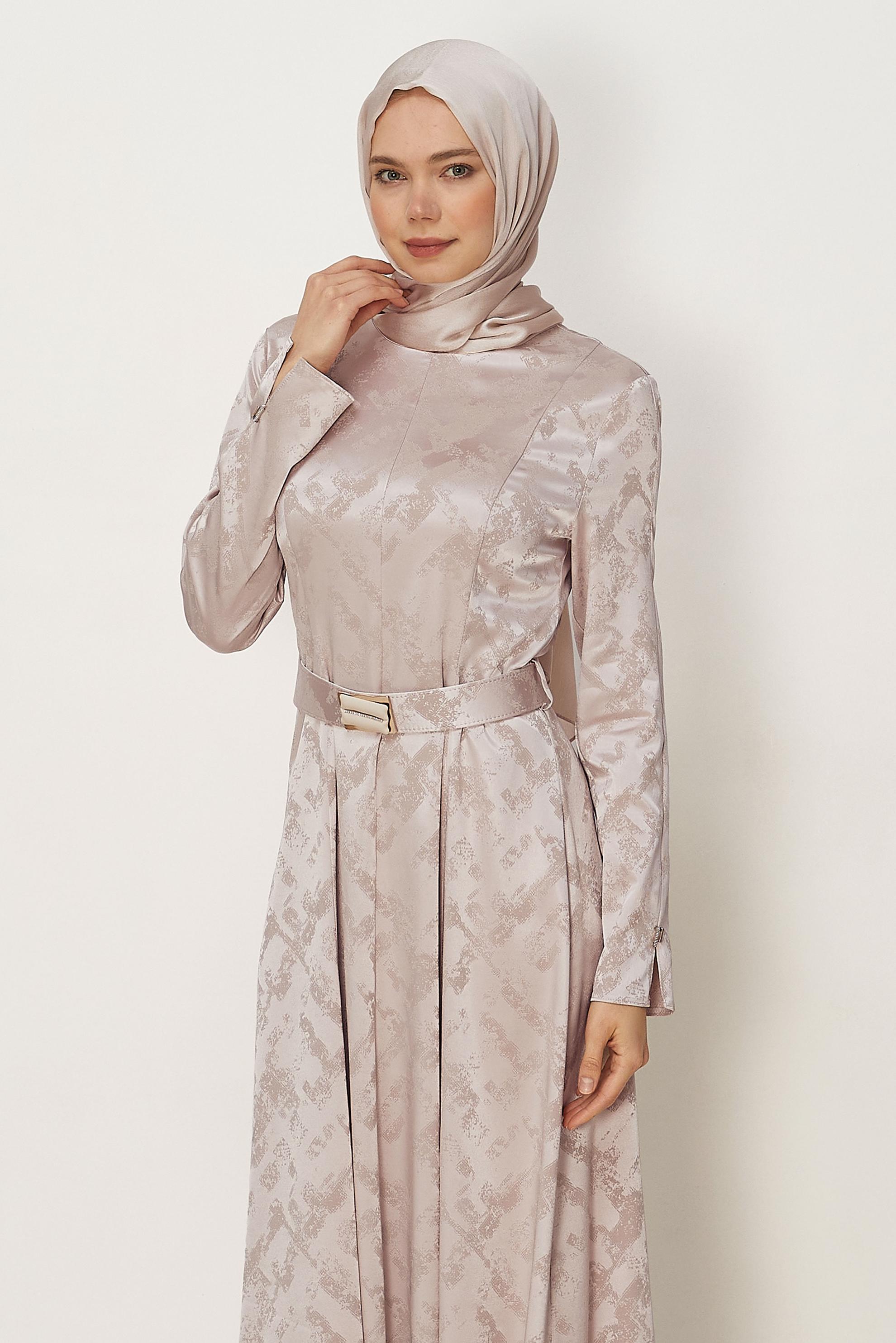 Hijab-Kleidung NERZ SATIN-JACQUARD-KLEID MIT GÜRTEL 46514