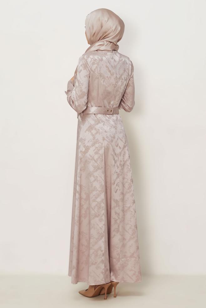 Hijab-Kleidung NERZ SATIN-JACQUARD-KLEID MIT GÜRTEL 46514 - ALVİNA