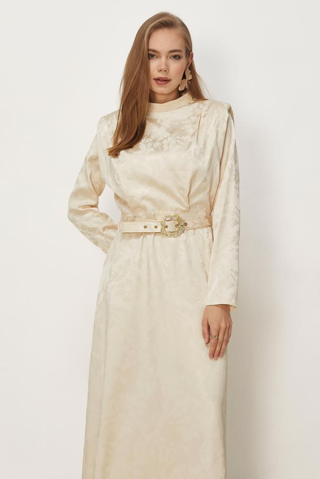 Hijab-Kleidung BEIGE SATIN-JACQUARD-KLEID MIT GÜRTEL 46517 - ALVİNA