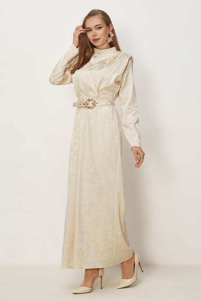 Hijab-Kleidung BEIGE SATIN-JACQUARD-KLEID MIT GÜRTEL 46517 - ALVİNA
