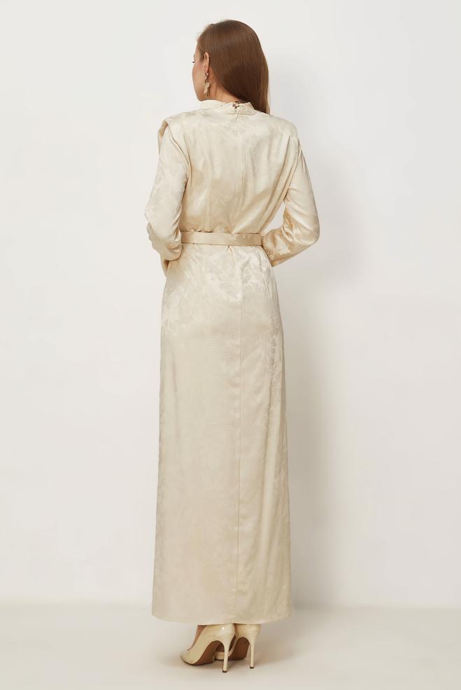 Hijab-Kleidung BEIGE SATIN-JACQUARD-KLEID MIT GÜRTEL 46517 - ALVİNA