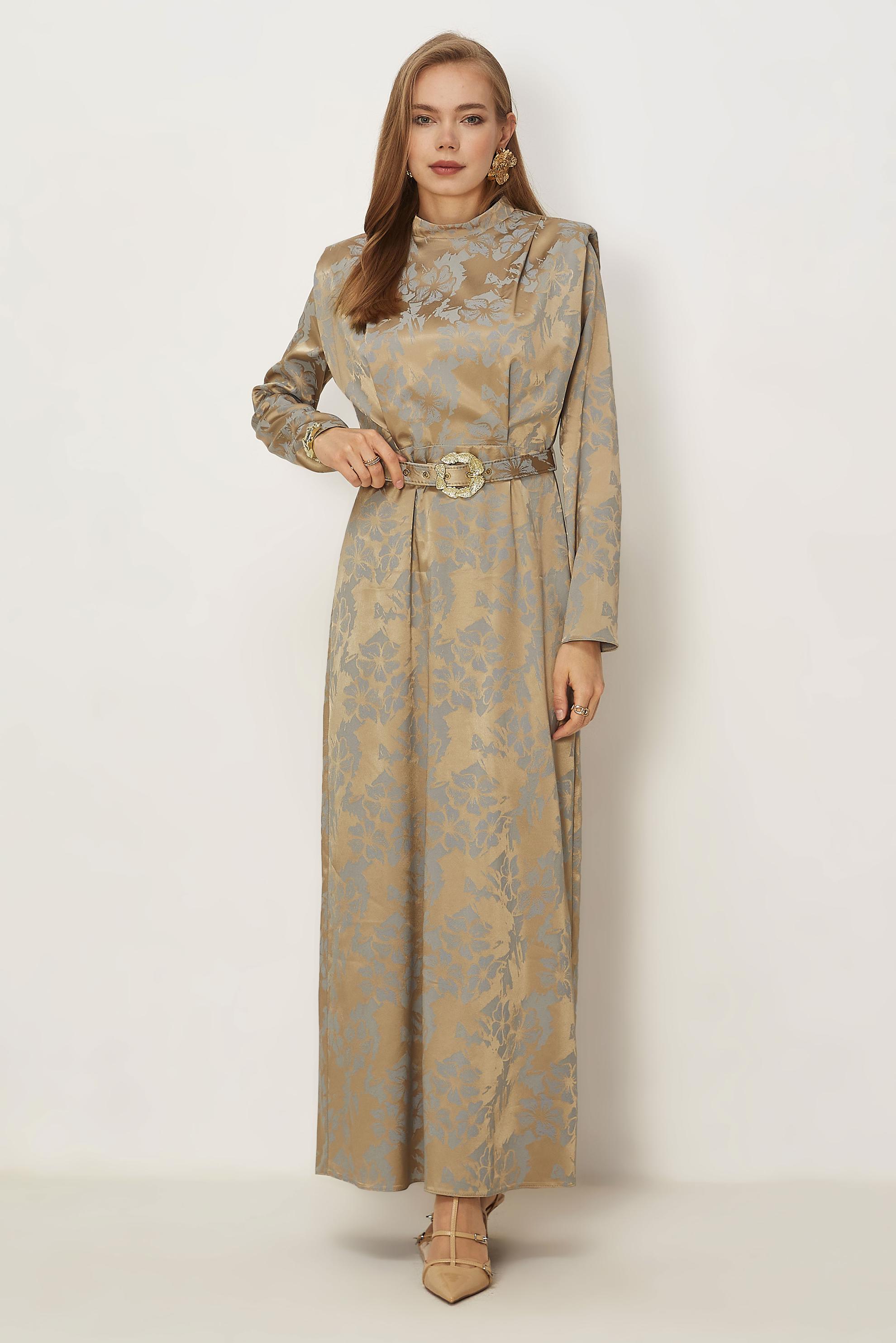 Hijab-Kleidung BEIGE SATIN-JACQUARD-KLEID MIT GÜRTEL 46517