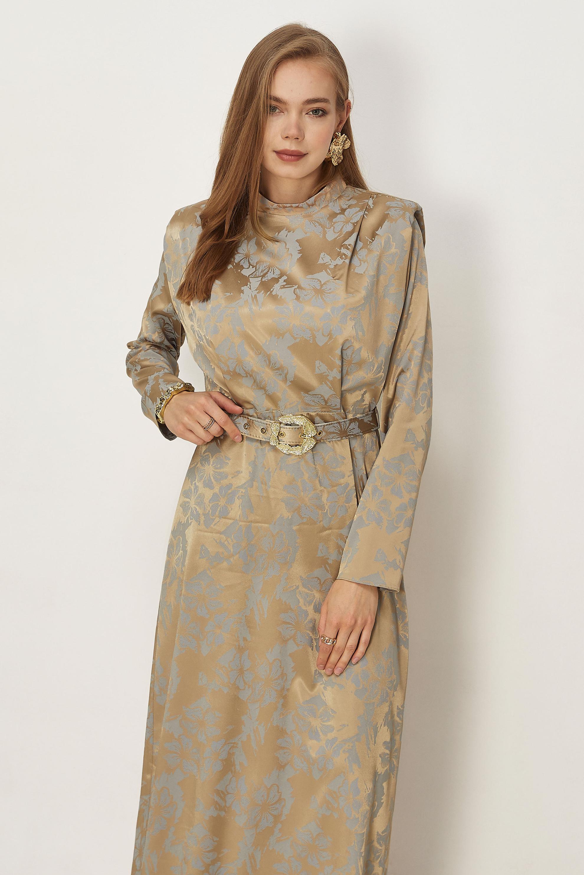Hijab-Kleidung BEIGE SATIN-JACQUARD-KLEID MIT GÜRTEL 46517